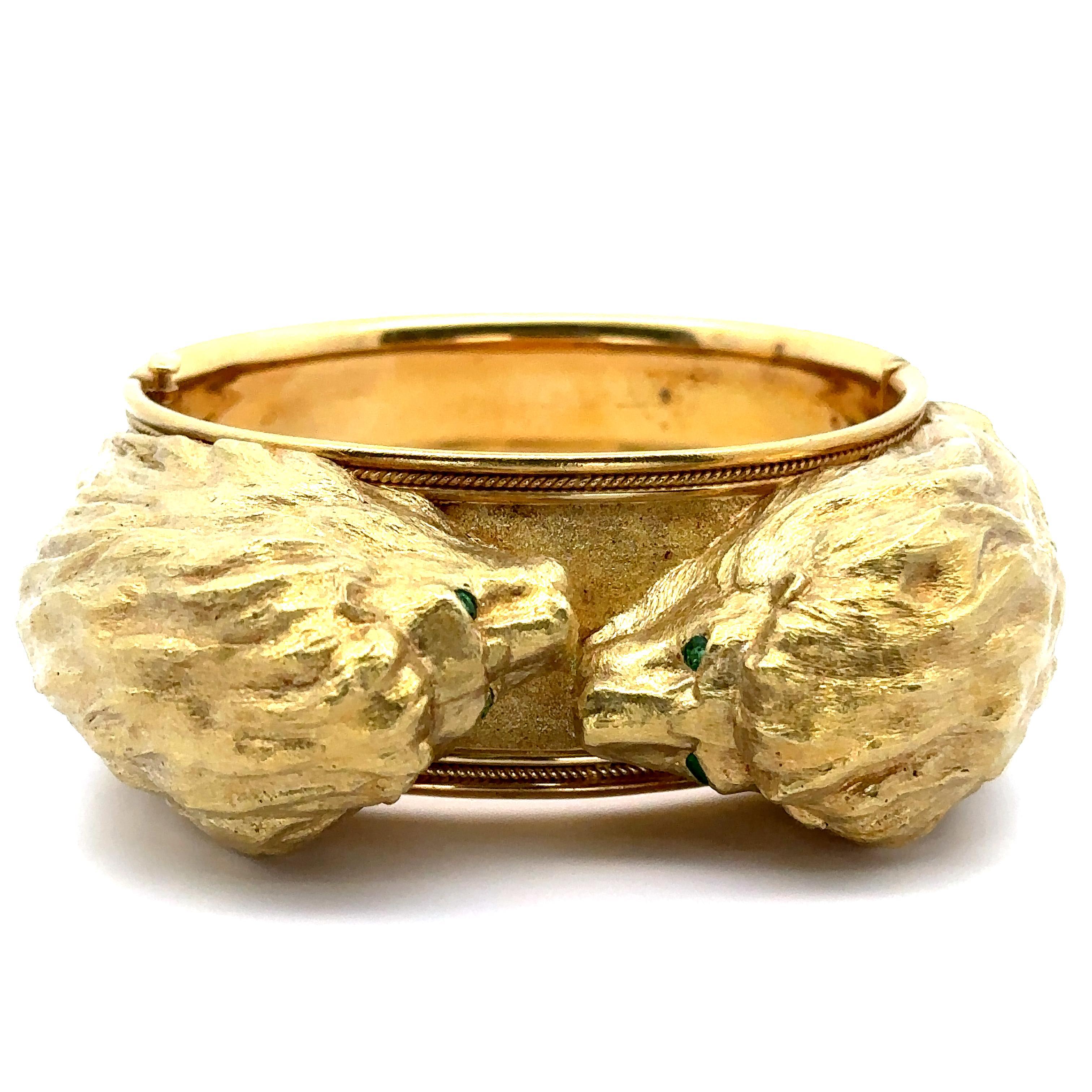 Whiteside Bracciale pesante in oro giallo 18 carati con smeraldo e doppia testa di leone in vendita 9