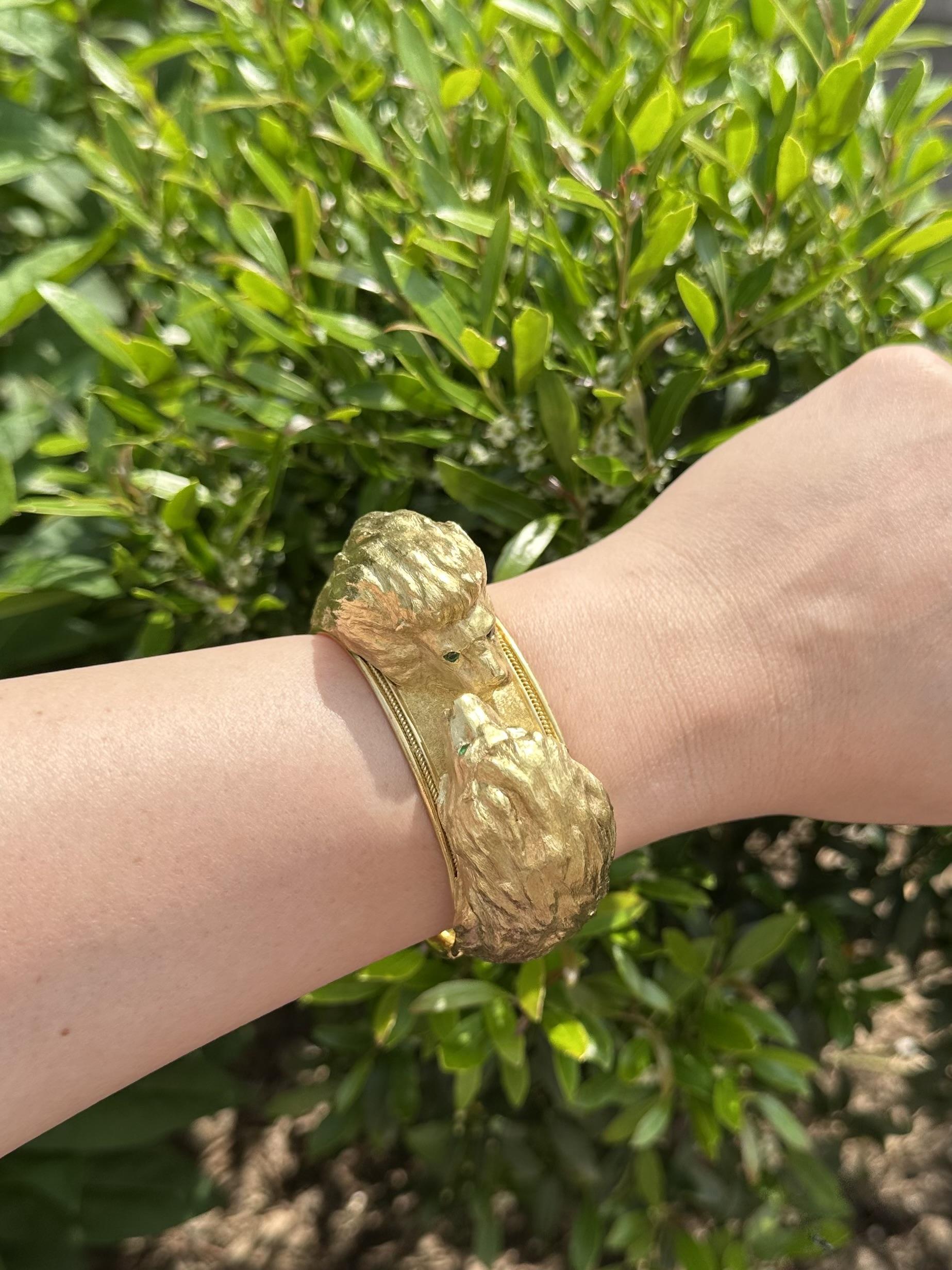 --Pietre: --
(2) Smeraldi naturali autentici - taglio rotondo - incastonati - colore Greene & Greene

Materiale: Oro giallo massiccio 18 carati
Peso: 182,16 grammi
Tipo: Bracciale a bracciale largo
Lunghezza: Si adatta comodamente a un polso di 6.5