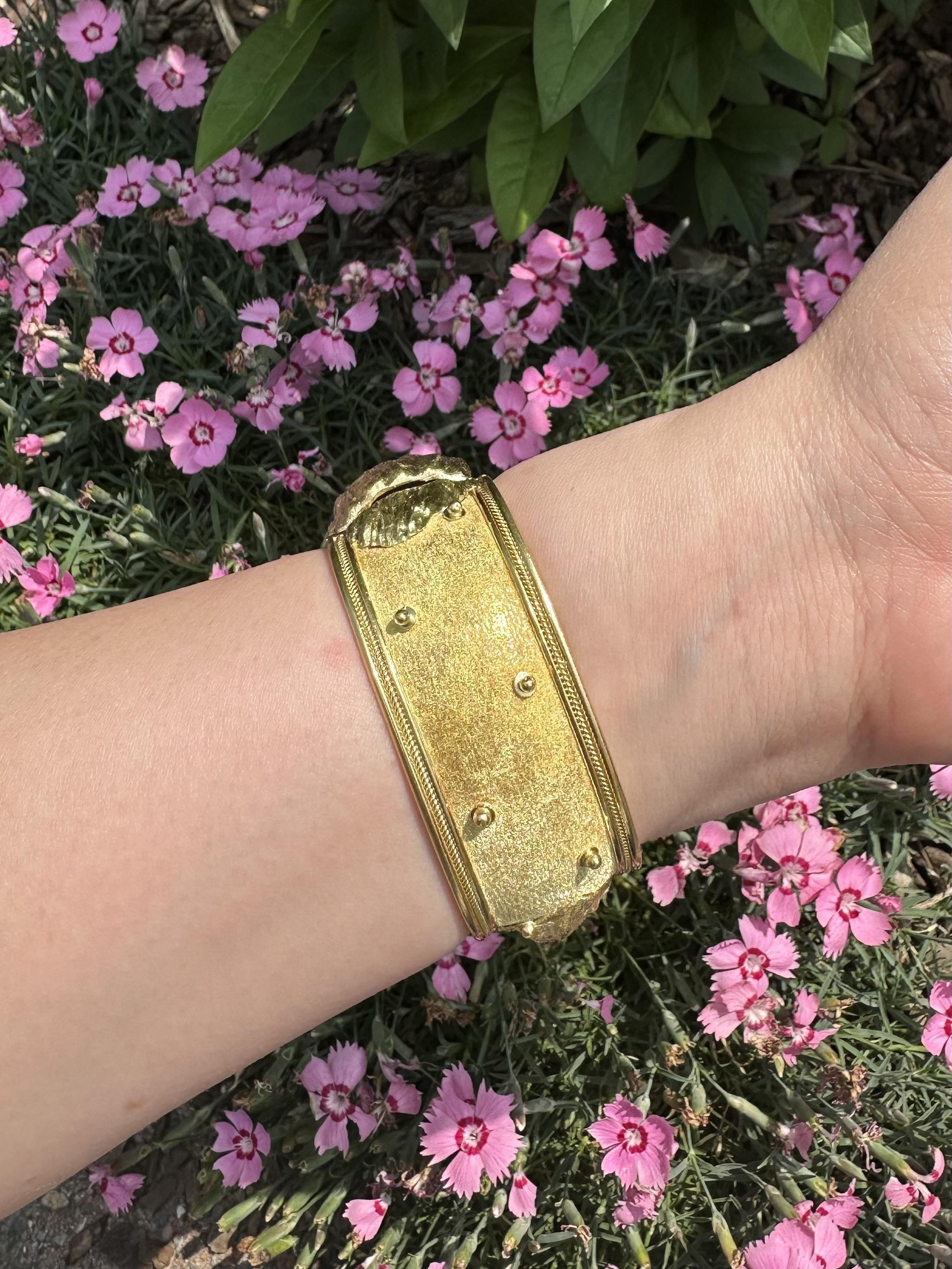 Taglio rotondo Whiteside Bracciale pesante in oro giallo 18 carati con smeraldo e doppia testa di leone in vendita