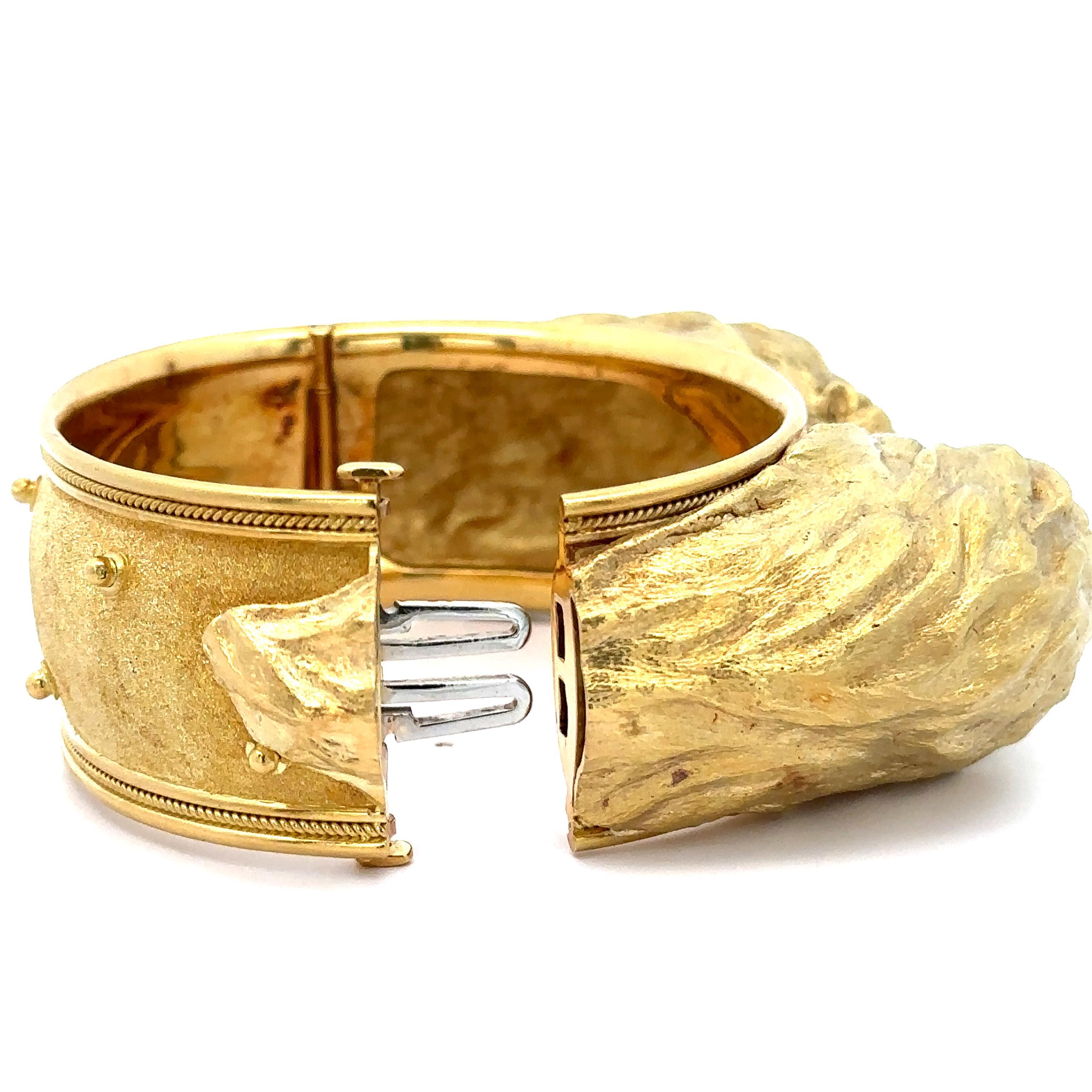 Whiteside Bracciale pesante in oro giallo 18 carati con smeraldo e doppia testa di leone in vendita 1