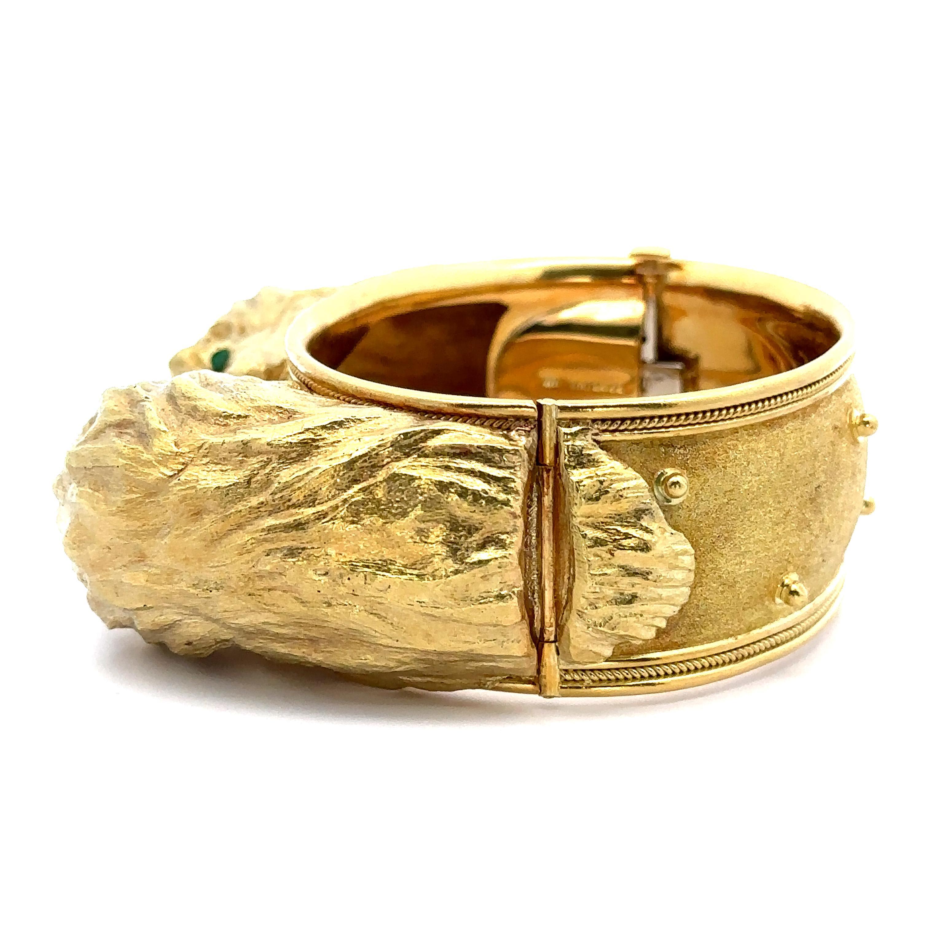 Whiteside Bracciale pesante in oro giallo 18 carati con smeraldo e doppia testa di leone in vendita 2