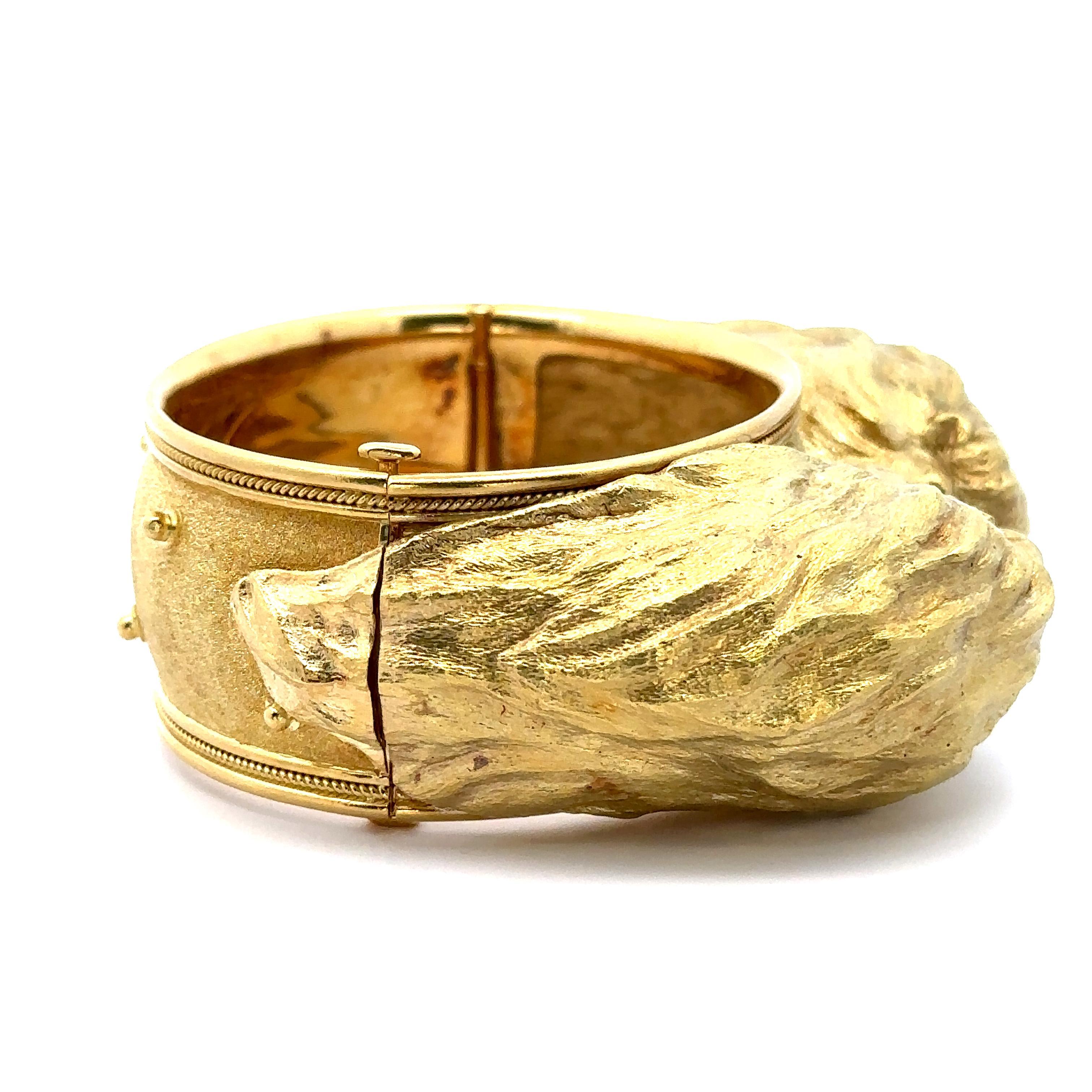 Whiteside Bracciale pesante in oro giallo 18 carati con smeraldo e doppia testa di leone in vendita 4