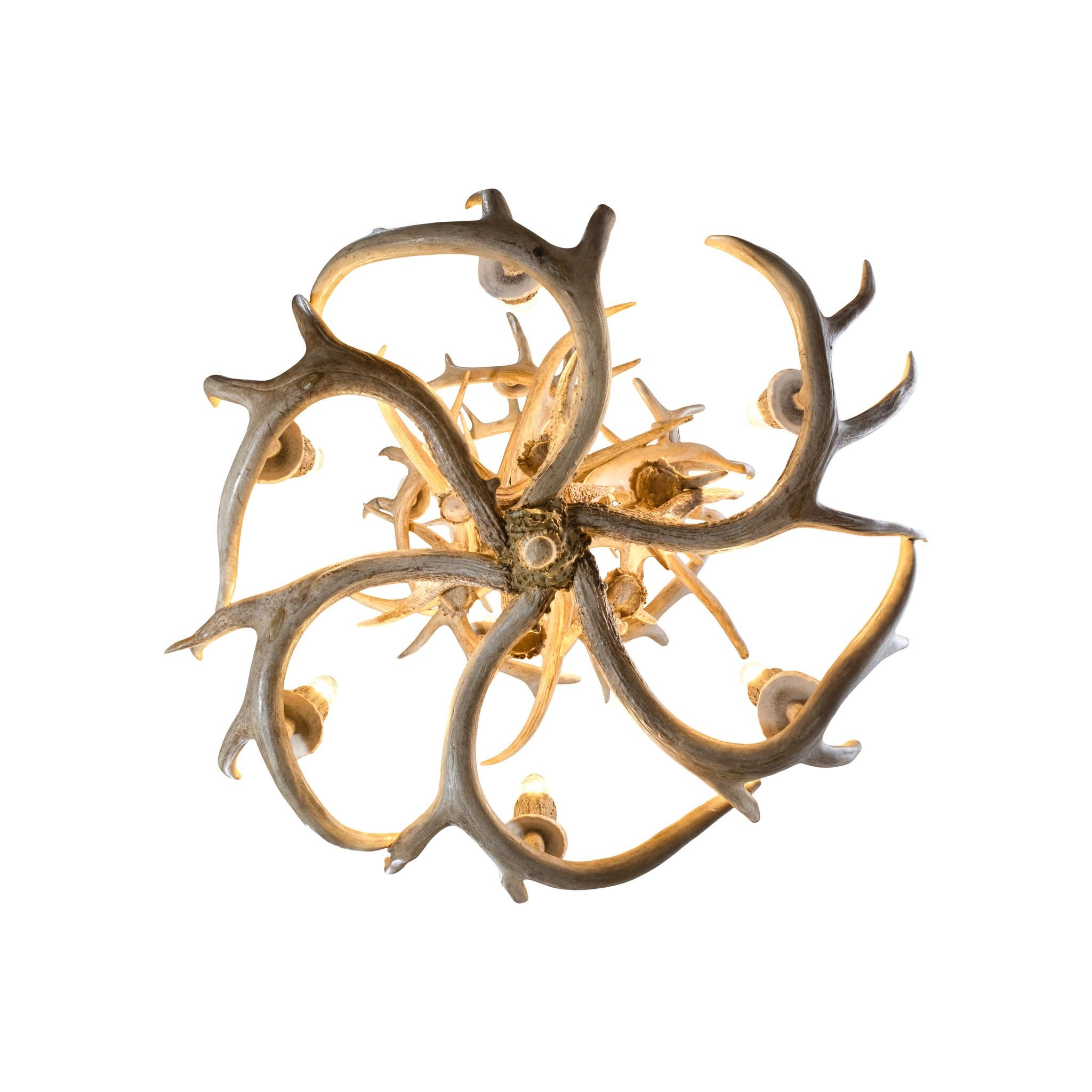 Massiccio lampadario a tre livelli in cervo bianco con corna naturali e 15 luci. La forma è organica ma controllata e le corna hanno una bella colorazione grigio chiaro e beige. Ottimo artigianato e bellissimo pezzo per qualsiasi lodge, resort o