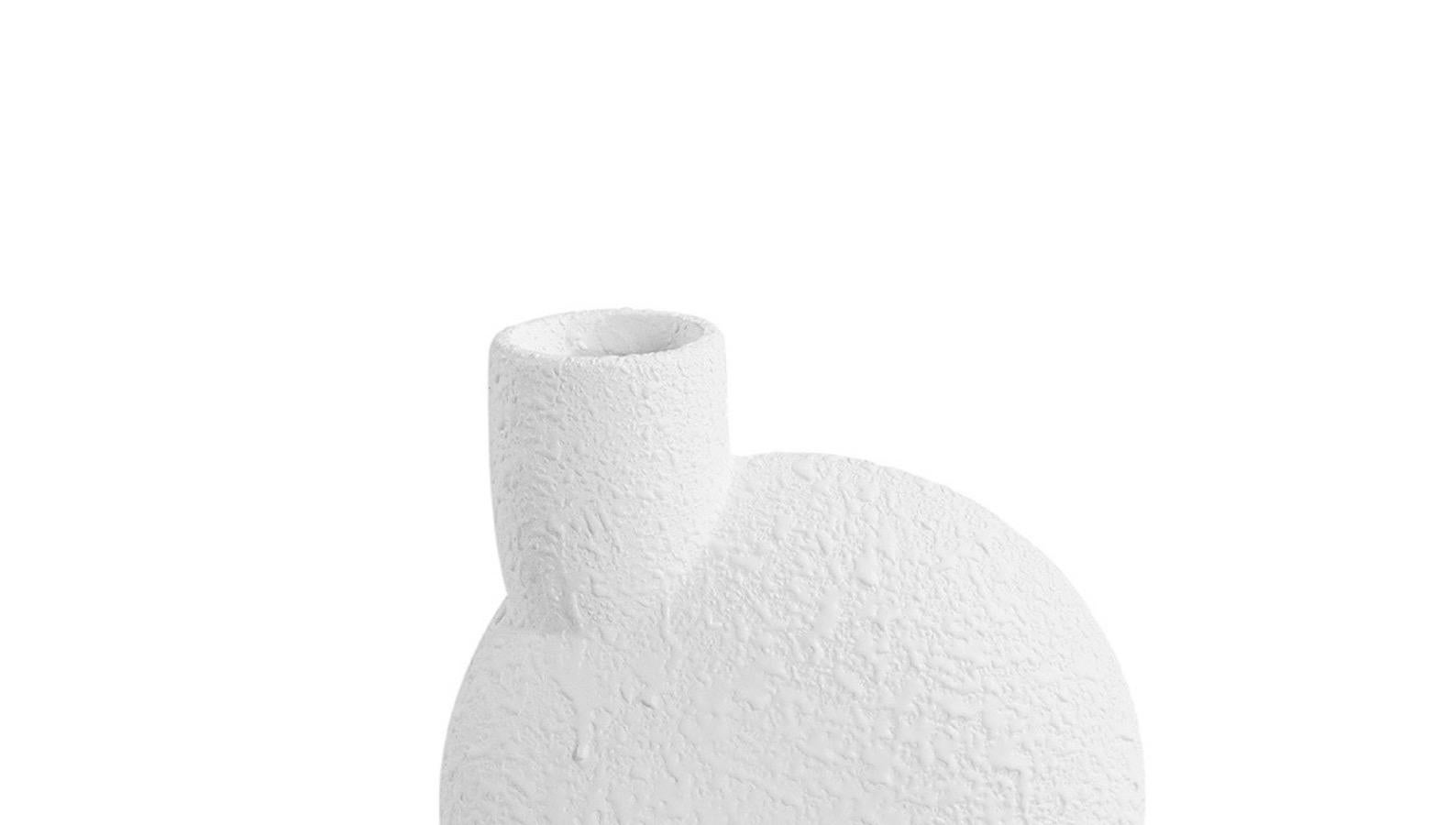 Zeitgenössische dänische Vase aus weißer Keramik mit Struktur.
Blasenförmiges Oberteil mit mittig angeordnetem, rohrförmigem Ausguss.
Einzelner rohrförmiger Sockel.

  