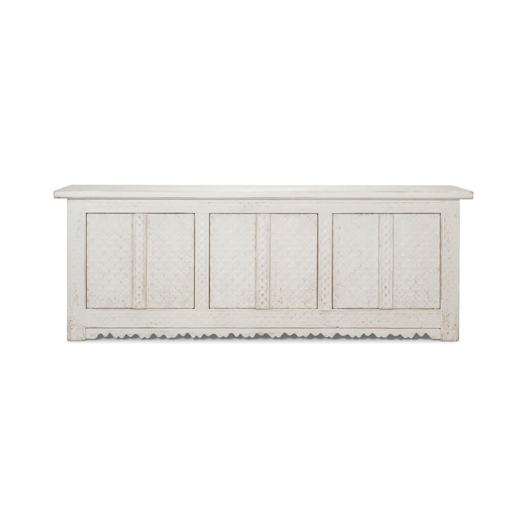 Tallada en pino recuperado y acabada en un blanqueado envejecido, esta pieza desprende encanto rústico. Seis puertas de armario se abren para revelar un interior pintado con estantes extraíbles, que ofrece funcionalidad y estilo.

Dimensiones: 98