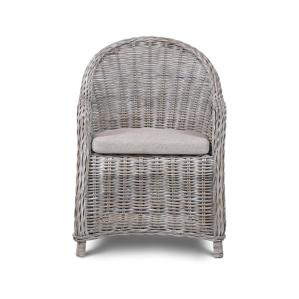 Caratterizzata da una splendida struttura in rattan bianco intrecciato, questa sedia aggiunge un'atmosfera fresca e ventilata a qualsiasi ambiente. Il cuscino in tessuto performante offre comfort e resiste alle macchie, rendendolo ideale per le cene