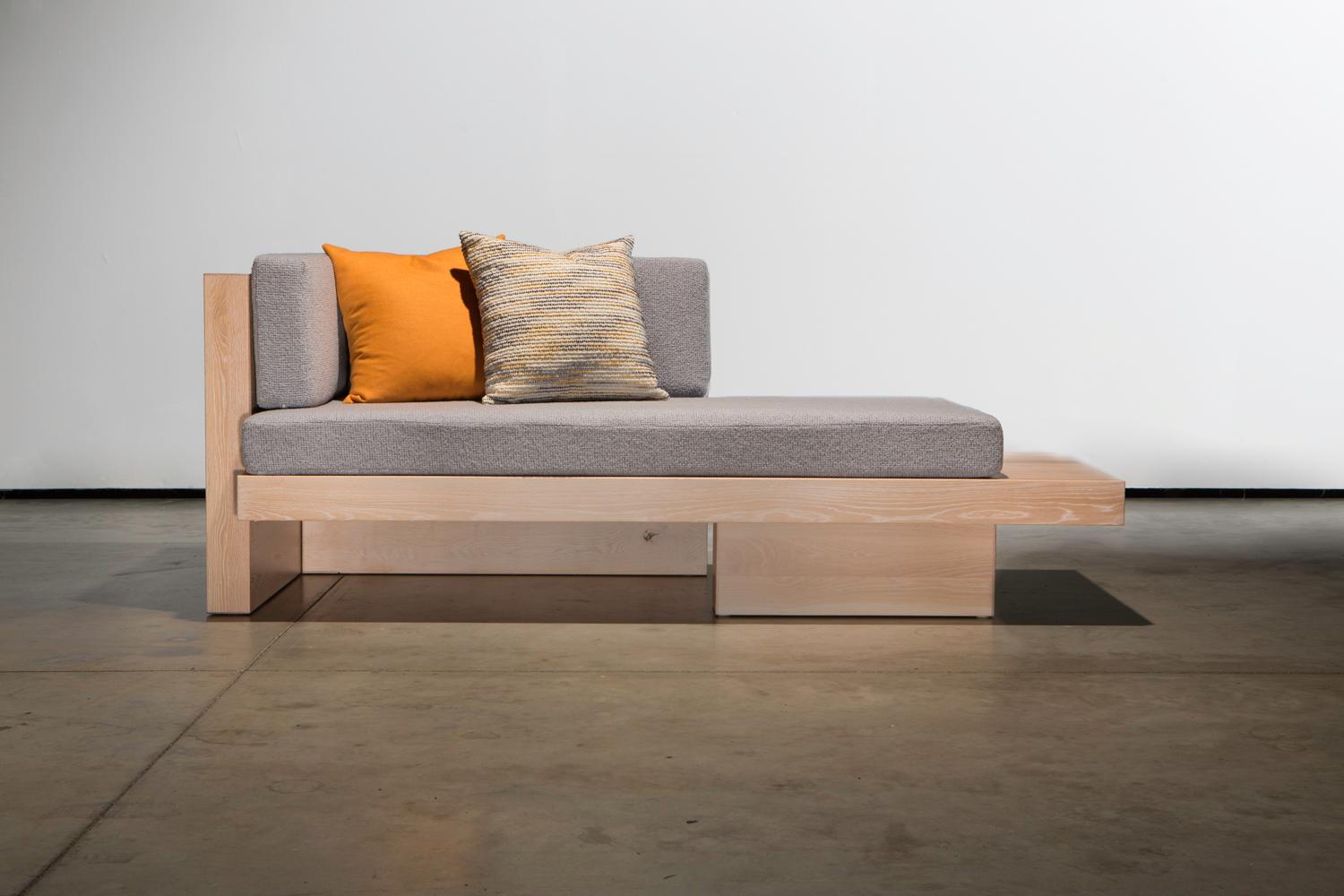 Die Somerset Chaise ist eine bequeme und moderne Liege aus weißer Eiche mit weiß getünchter Oberfläche. Es ist mit einem haltbaren Konversionslack versehen, der den Test der Zeit übersteht und eine hochwertige matte Klarlackoberfläche liefert.