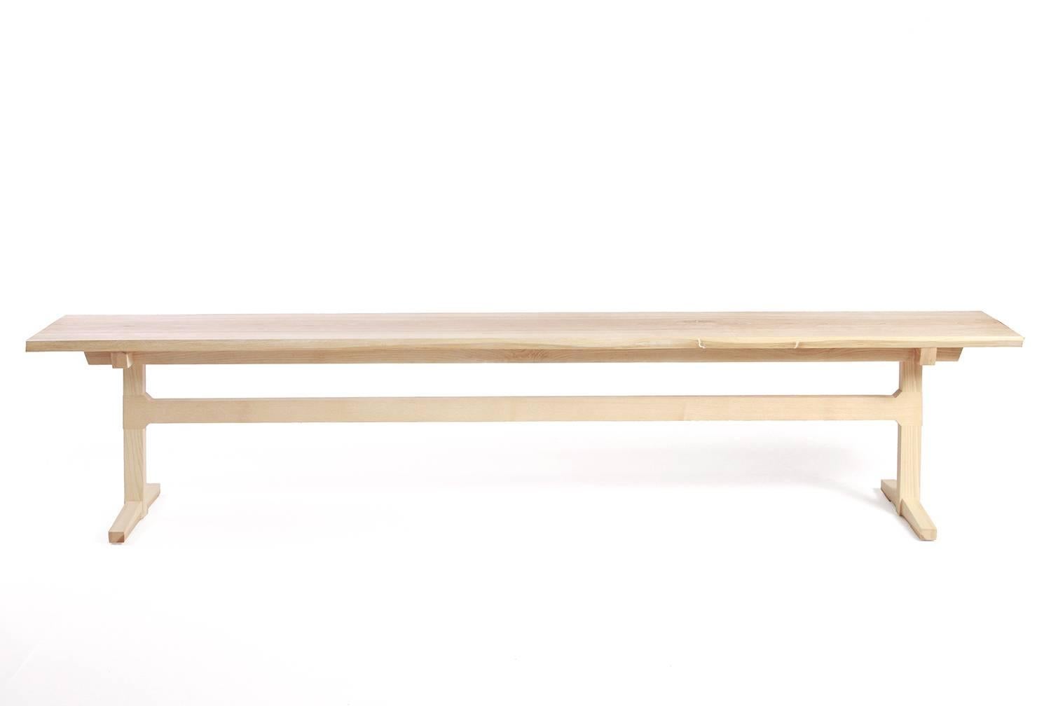 Die Lilliana Bench von New York Heartwoods aus weiß gekalktem Eschenholz weist Einflüsse des Mid-Century Modern Designs und traditionelle Tischlertechniken auf. Seine klaren Linien und sein zeitloses Design passen gut zu unserem Sen Esstisch