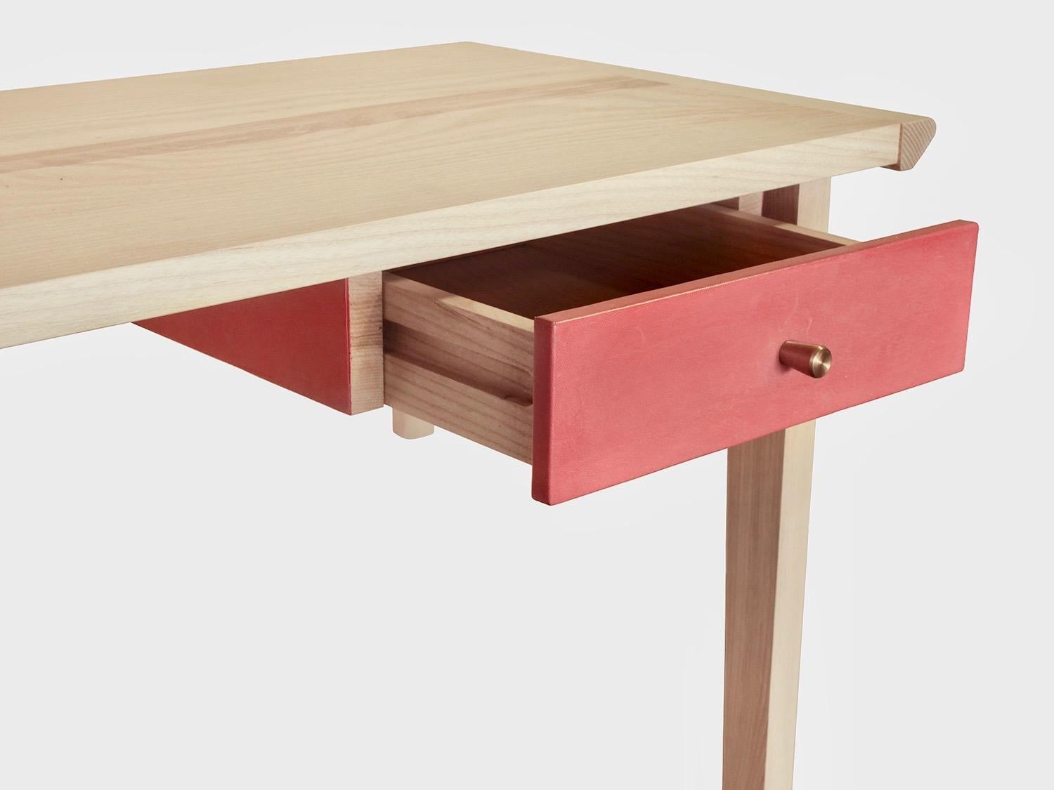 Américain Bureau Linderman en frêne blanchi à la chaux avec tiroir enveloppé de cuir, en stock en vente