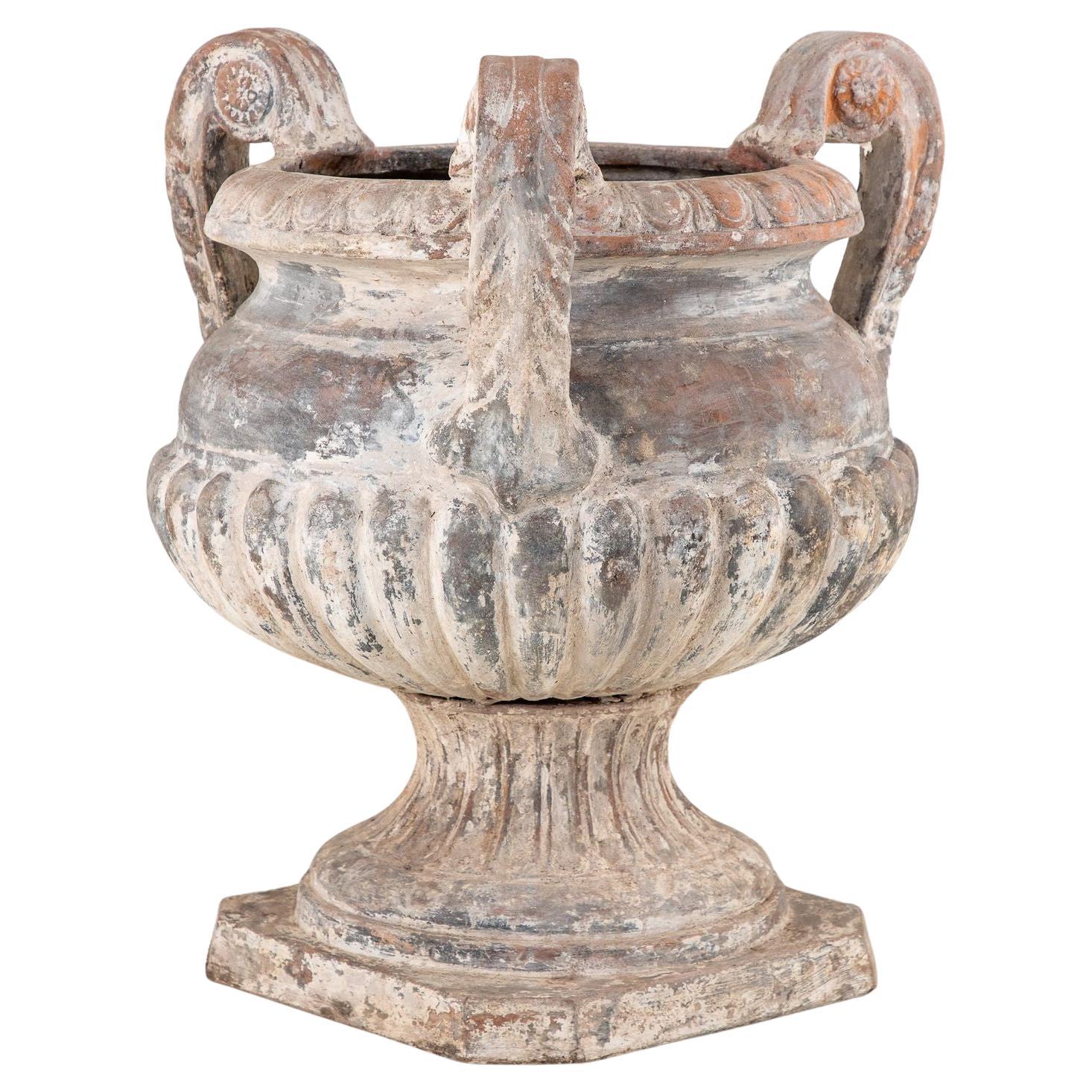 Urna de terracota encalada con tres asas, Italia mediados del S. XX