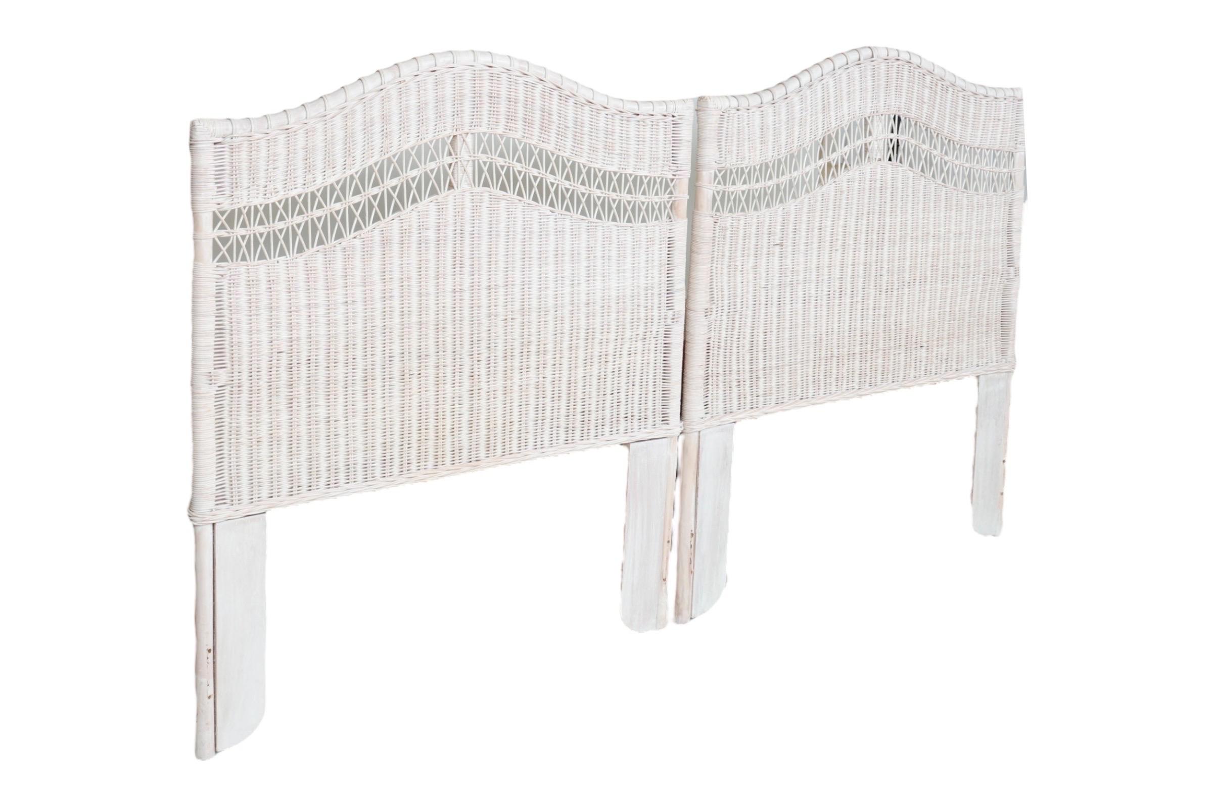 Une paire de têtes de lit en osier blanchi pour deux personnes. Les armatures en bambou bentwood soutiennent le rotin tressé en forme de dos de chameau. Décorée d'une bande de tissage ouverte et bordée d'une bordure tressée. Dimensions par tête de