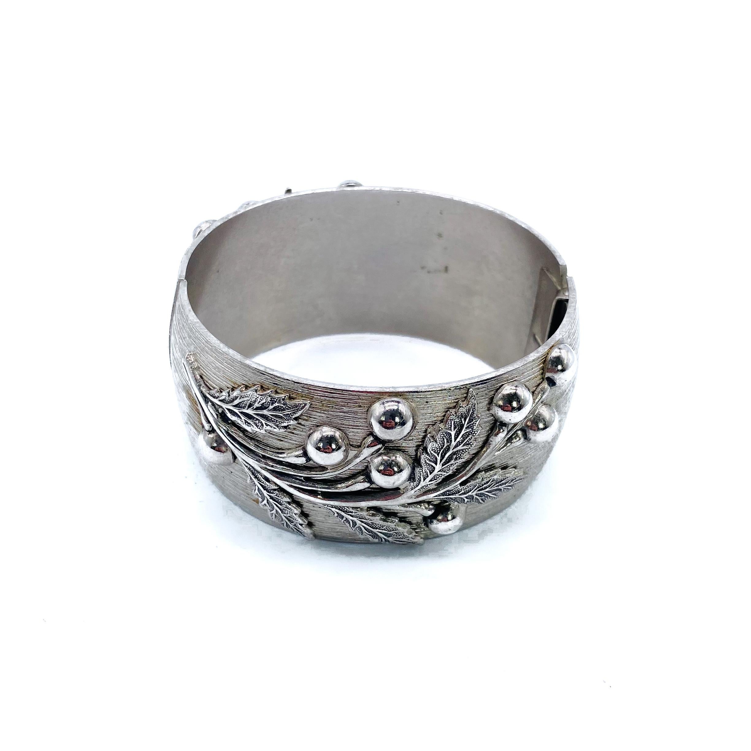Whiting & Davis 1970s Vintage Cuff Bracelet 

This beautiful silver plated cuff bracelet is from Whiting & Davis, America's oldest costume jeweller. Established in the late 1800s, Whiting & Davis accessories were hugely popular through the