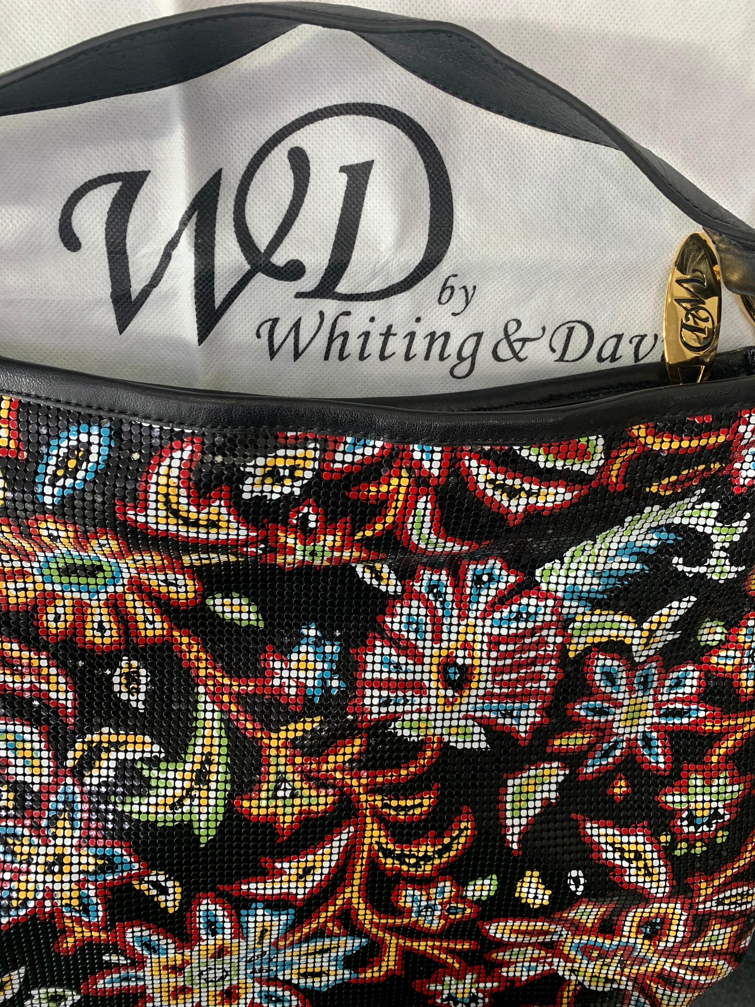 Whiting & Davis - Sac à bandoulière en maille métallique à imprimé floral noir avec bordure en cuir noir en vente 2