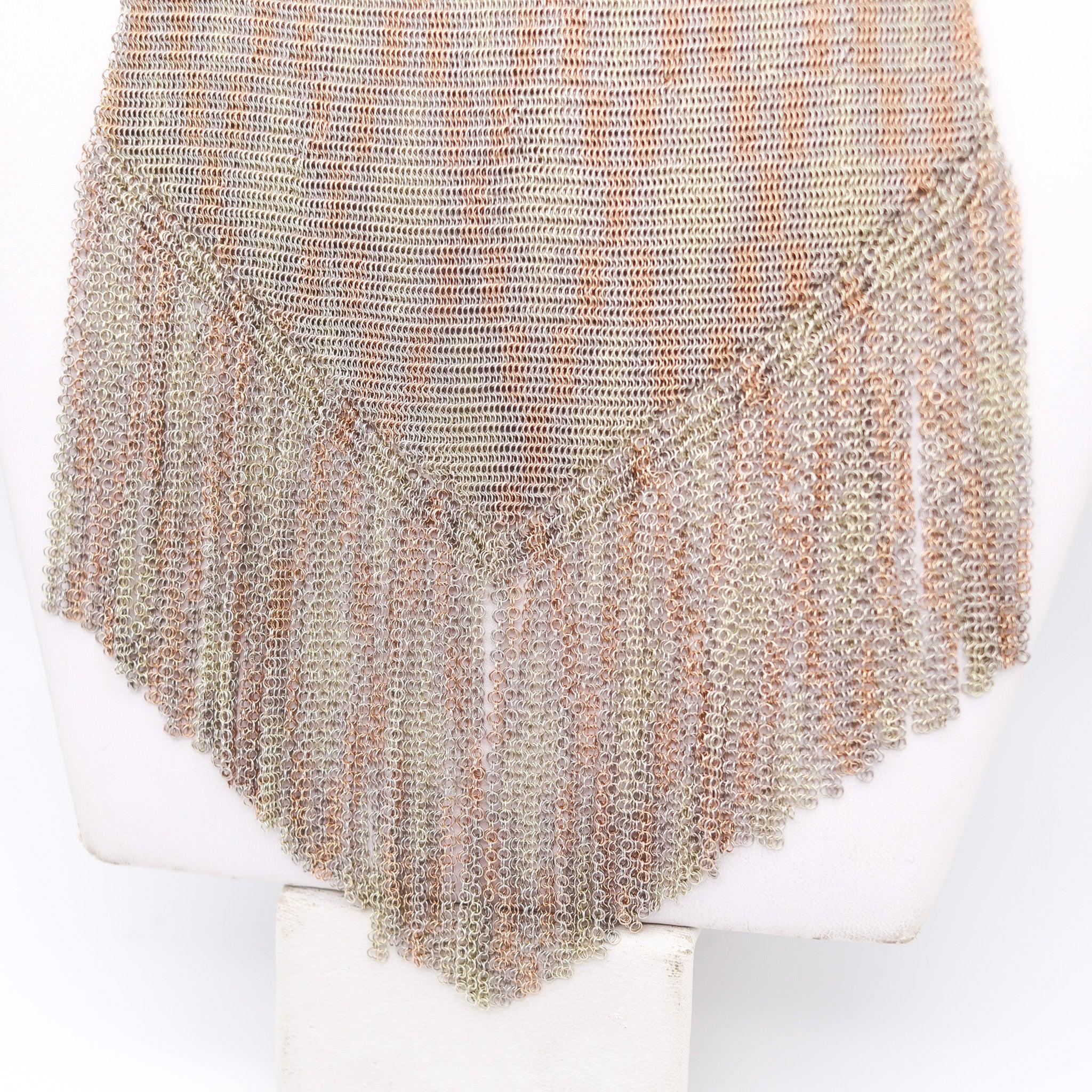 Eine übergroße Tasche aus Mesh, entworfen von Whiting & Davis Co.

Dies ist eine erstaunliche Handtasche Netztasche in Amerika während der Art-Deco-Periode, zurück in 1920 und 1925 erstellt. Diese Netztasche wurde von Whiting & Davis Co. mit