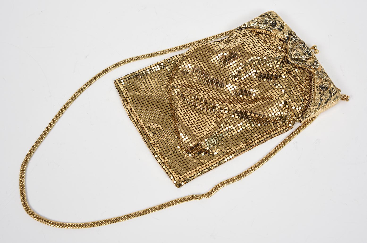 Seltene vintage Whiting & Davis Co. gold mesh chainmail Geldbörse mit Rahmen, die ein zentrales Gesicht zwischen Blättern und Blumen zeigt.  Es hat eine goldene Kette, die etwa 15 
