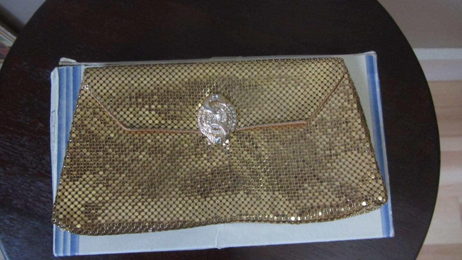 vintage Whiting & Davis mesh clutch
beautiful gold mesh metal
pretty art deco style rhinestone clasp
small interior pockets
peach silk lining
comes in it's original box
excellent condition

✩ A wonderful piece of fashion history! The shimmering gold