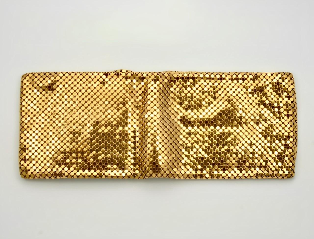 Lovely Whiting & Davis gold mesh wallet with change purse. Measuring length 20.4 cm / 8 inches by width 7.6 cm / 3 inches, and with a strap drop of 7.6 cm / 3 inches. Inside there is a black material lining. The wallet is in very good condition,