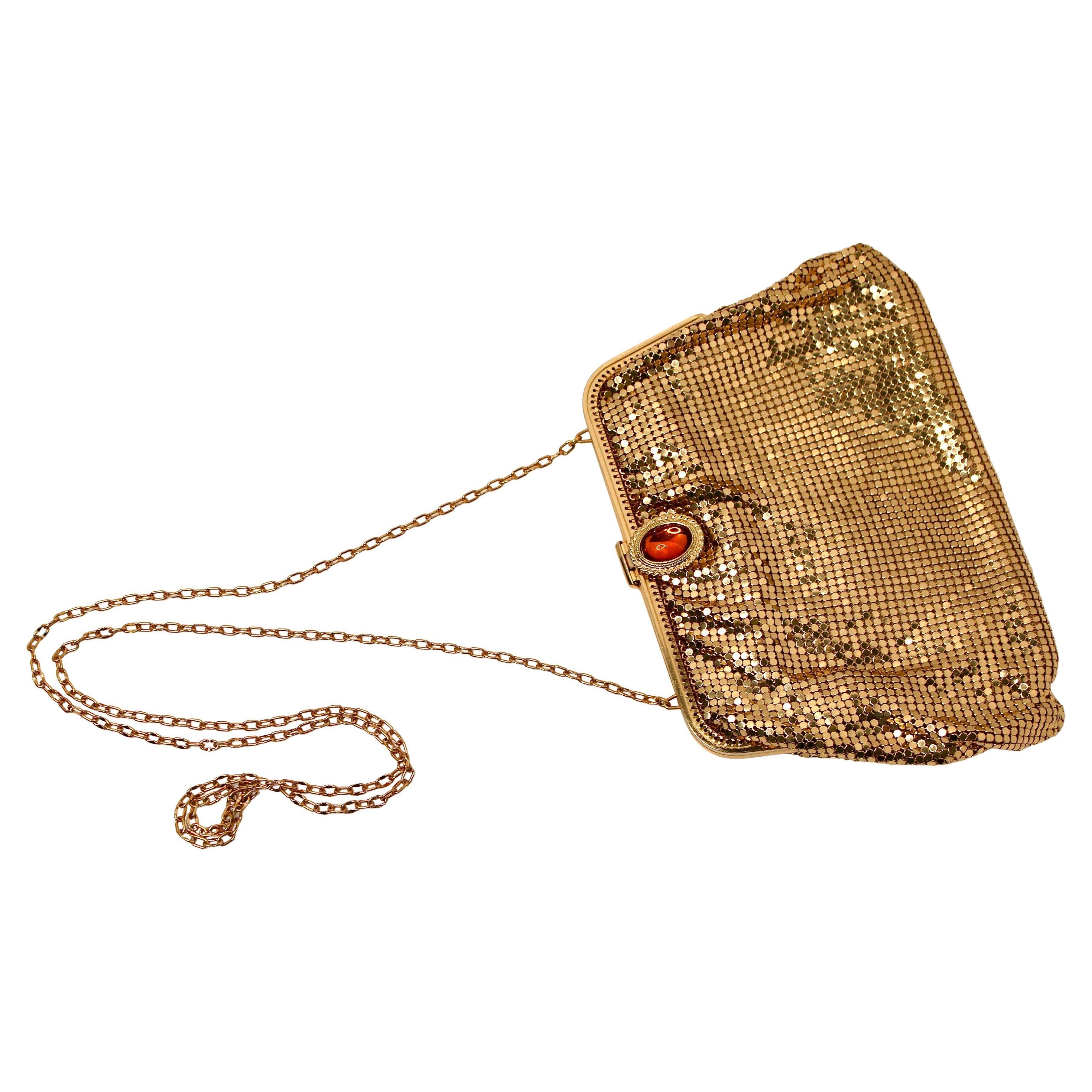 Cette superbe pochette en métal cotte de mailles doré avec chaîne, datant des années 1960, est un accessoire captivant qui incarne le glamour et la sophistication du milieu du XXe siècle. Vintage en métal cotte de maille à mailles complexes et