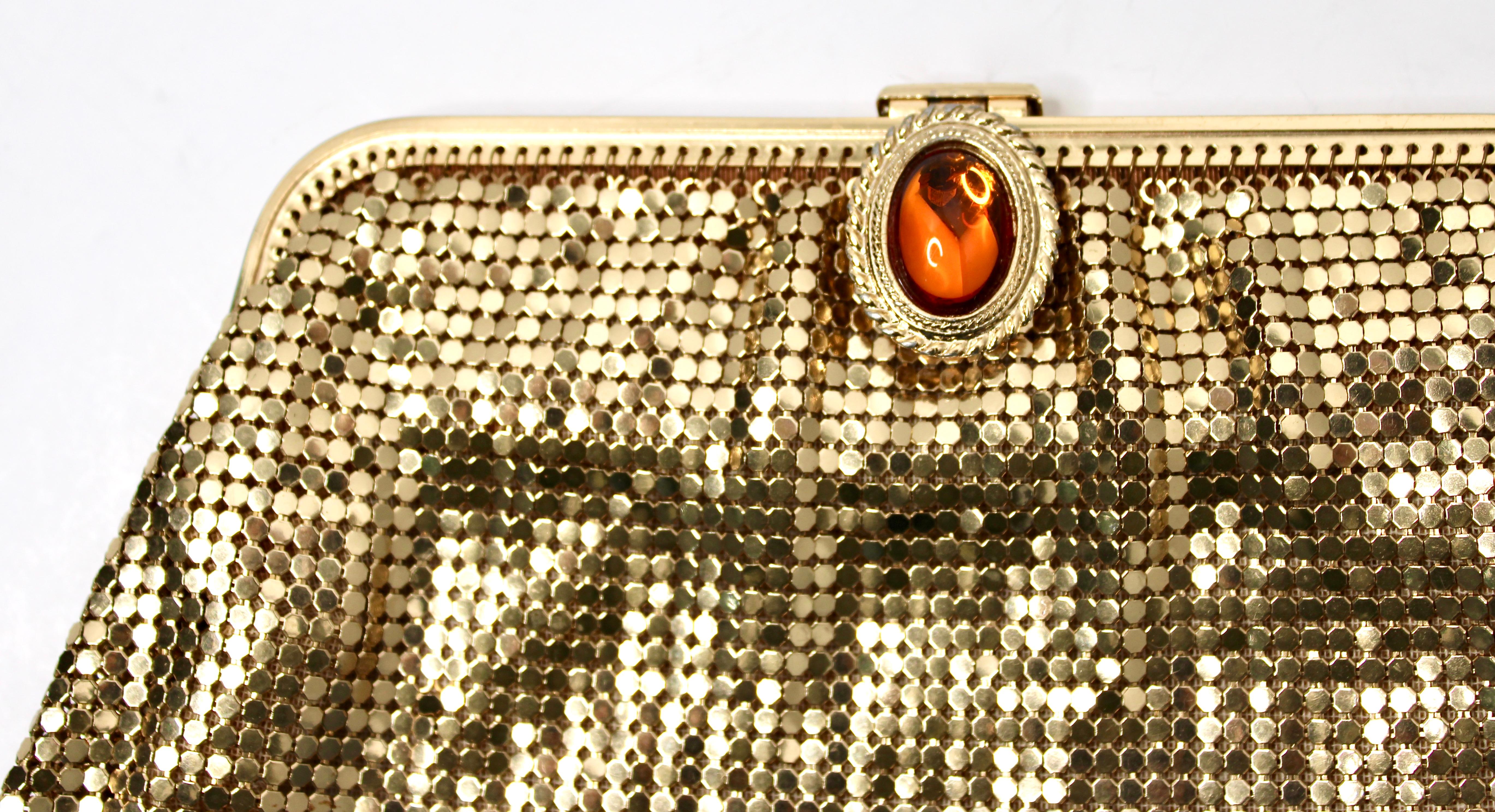 Marron Whiting & Davis Gold-Tone Chainmail Metal Clutch Bag With Chain circa 1960s en vente