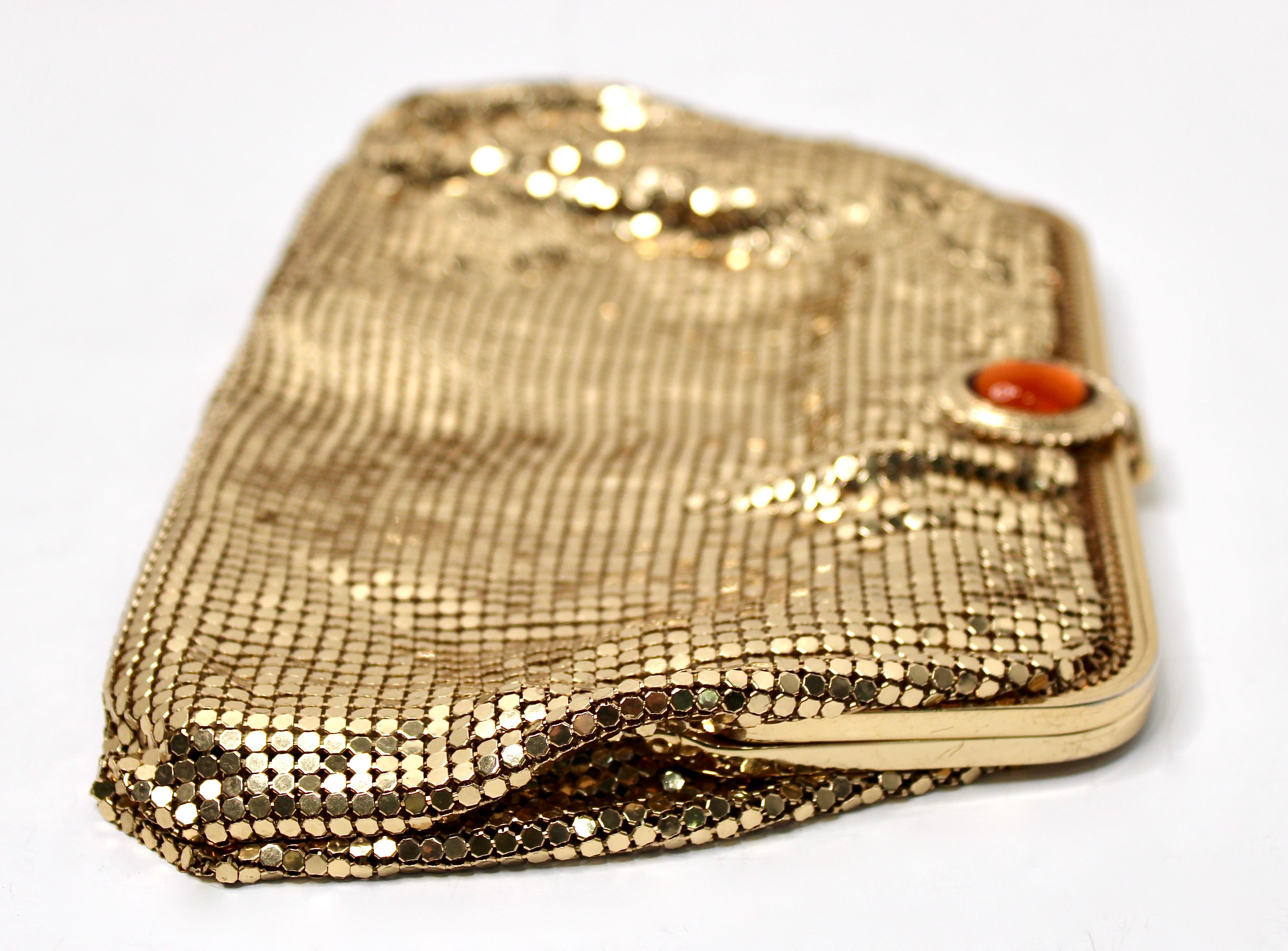 Whiting & Davis Gold-Tone Chainmail Metal Clutch Bag With Chain circa 1960s Bon état - En vente à Scottsdale, AZ