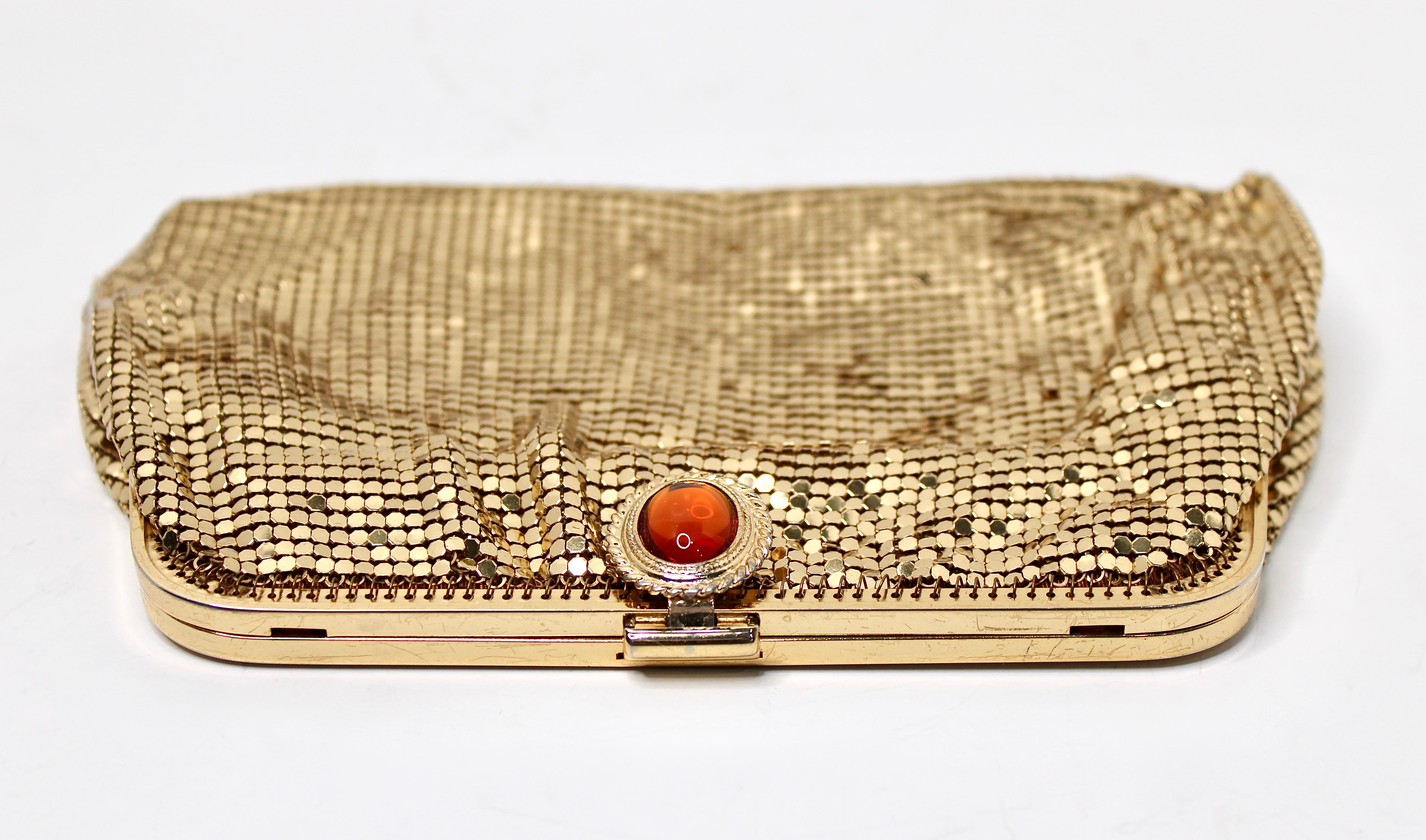 Whiting & Davis Gold-Tone Chainmail Metal Clutch Bag With Chain circa 1960s Pour femmes en vente