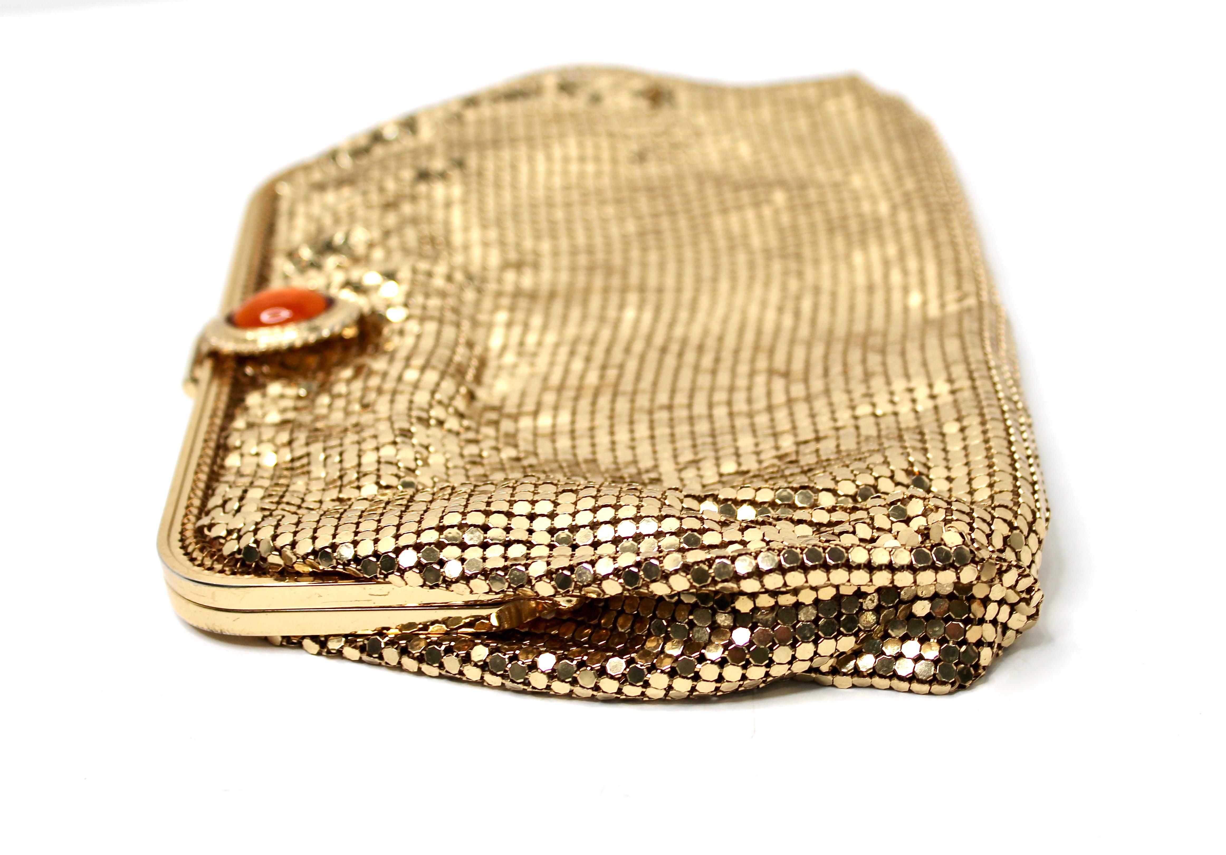 Whiting & Davis Gold-Tone Chainmail Metal Clutch Bag With Chain circa 1960s en vente 1