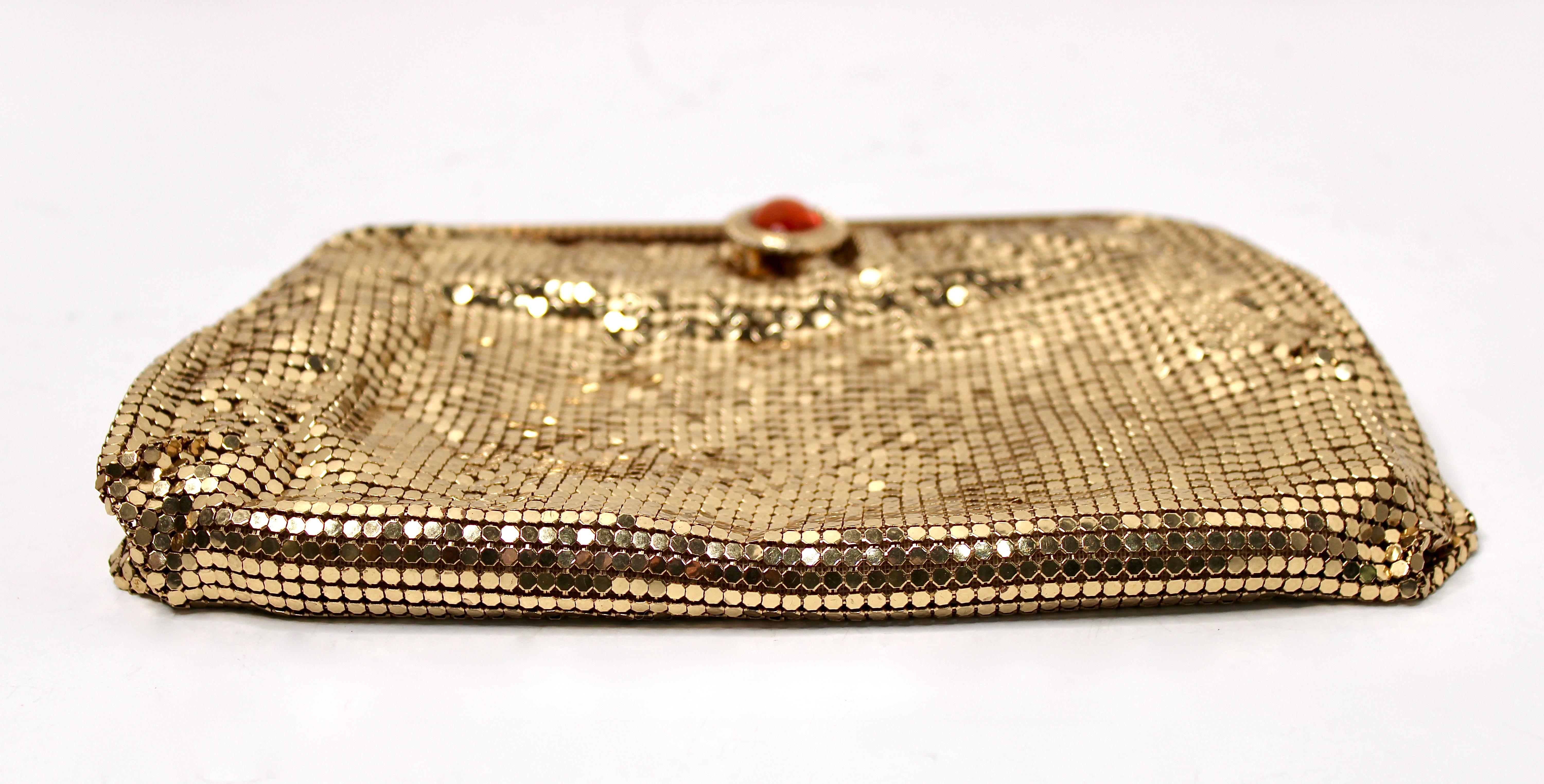 Whiting & Davis Gold-Tone Chainmail Metal Clutch Bag With Chain circa 1960s en vente 2