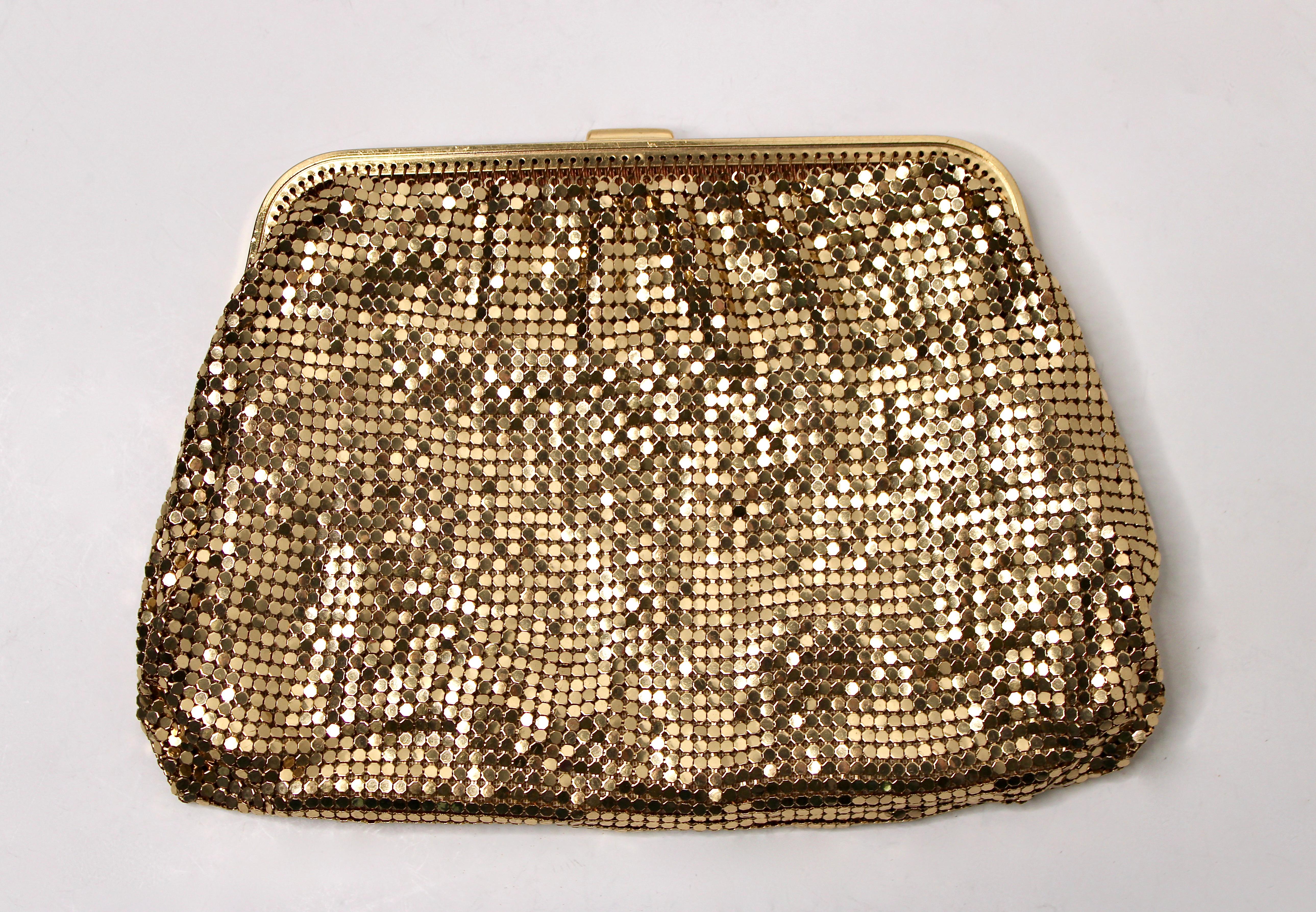 Whiting & Davis Gold-Tone Chainmail Metal Clutch Bag With Chain circa 1960s en vente 3