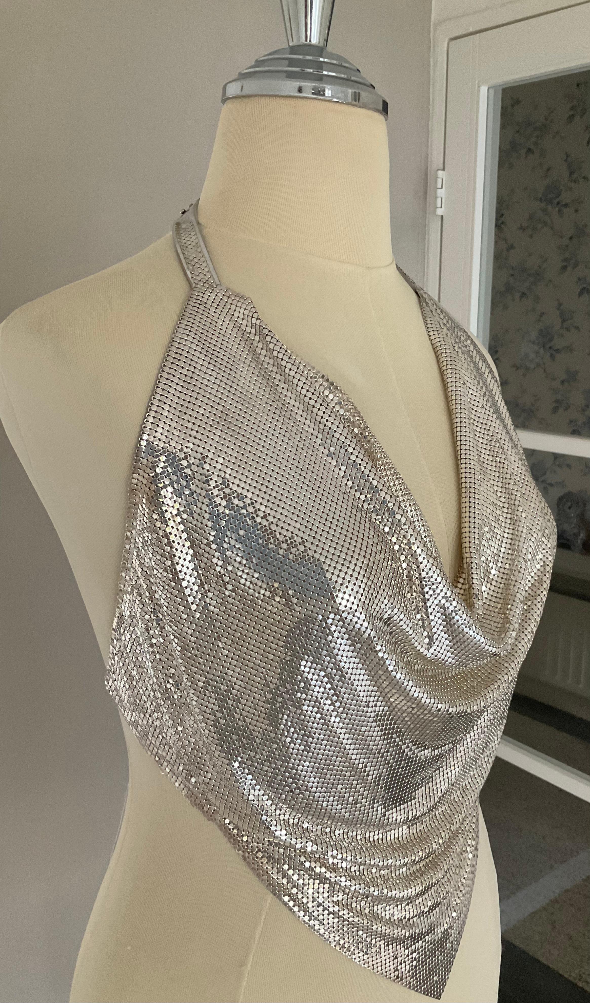Voulez-vous briller ? Ce très RARE et exceptionnel dos nu Vintage en cotte de mailles argentées des années 1990 de Whiting & Davis, fabriqué aux Etats-Unis, est une pièce unique et difficile à trouver en pareil cas. Ourlet mouchoir. Fermeture par