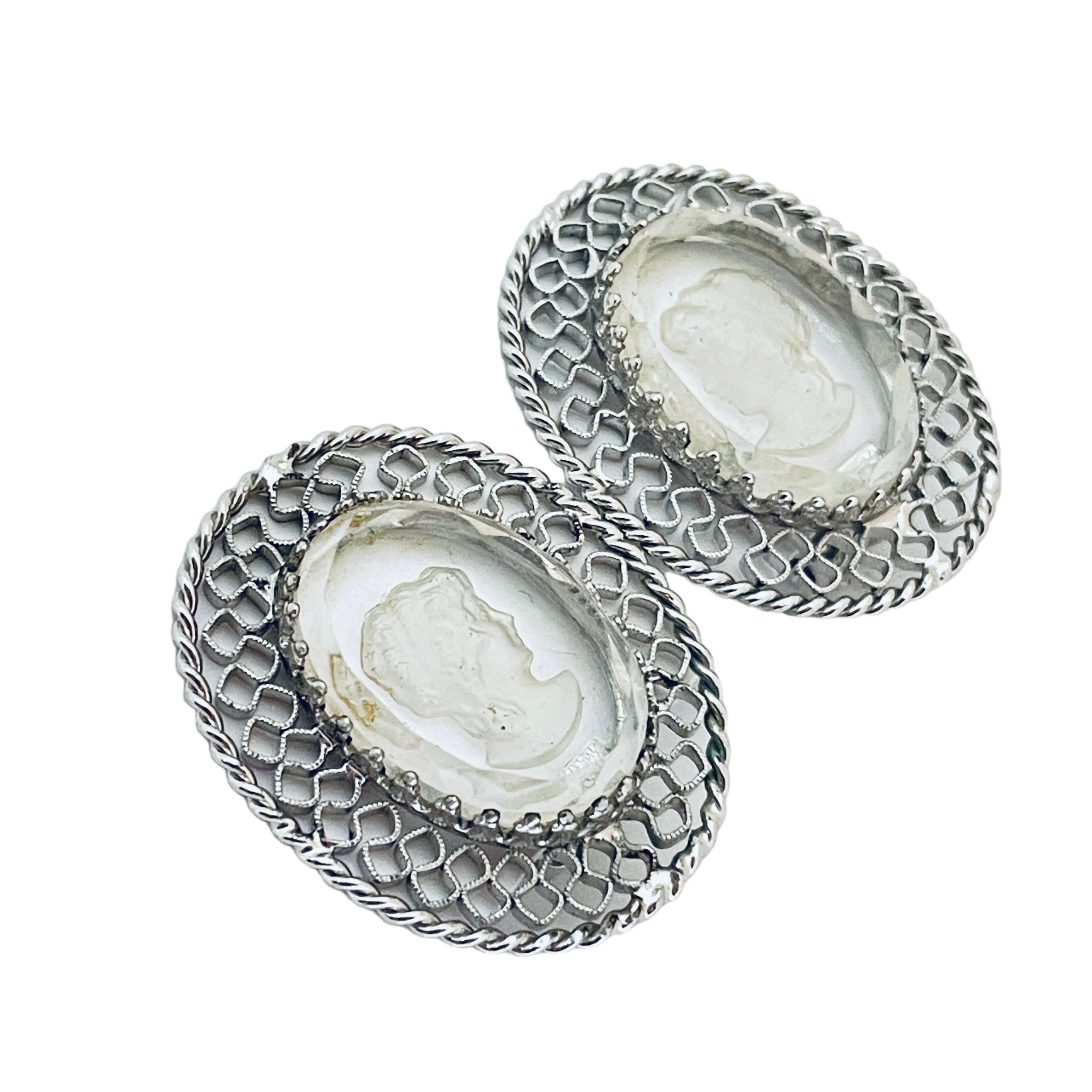 DETAILS

• signed WHITING & DAVIS     

• silver tone with glass

• vintage designer earrings

MEASUREMENTS  

• 

CONDITION

•  very good vintage condition with minimal signs of wear 

 Sku 37

❤️❤️  VINTAGE DESIGNER JEWELRY ❤️❤️

❤️❤️  ALEXANDER’S