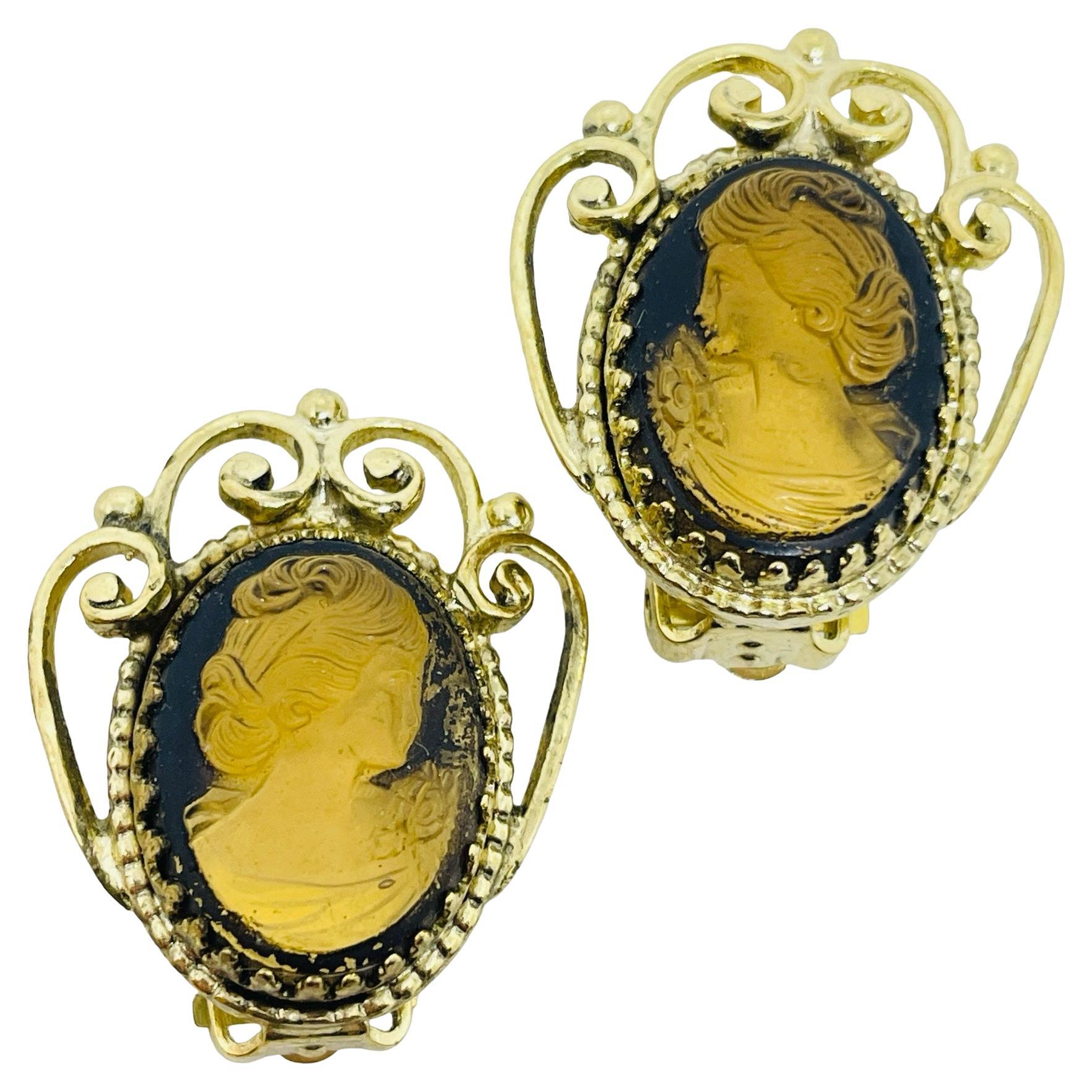 WHITING 
DAVIS signed vintage gold tone cameo glass designer clip earrings en venta