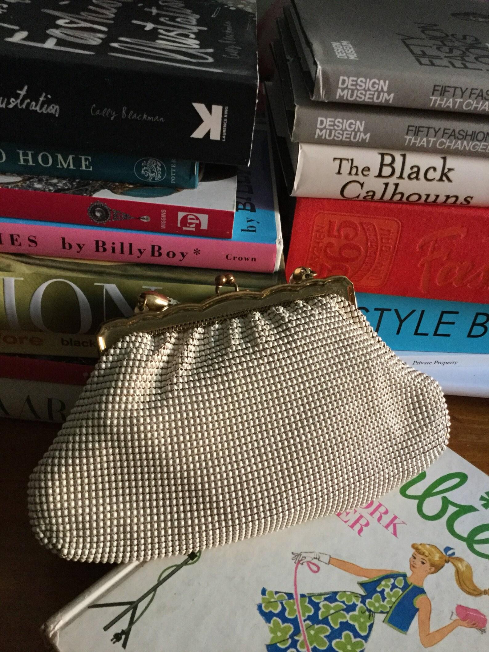 Vintage Whiting & Davis cream alumesh purse. enamel painted metal, gold metal frame, kiss lock closure, thick snake coil handle, navy blue silk faille lining.

👛 A wonderful piece of fashion history!

Label: Whiting and Davis Co. Alumesh Bags, Made