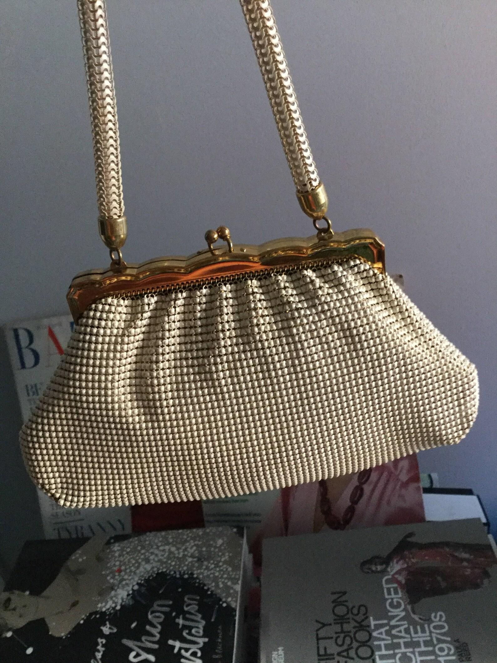 Whiting & Davis White Alumesh Purse, Circa 1940s In Excellent Condition For Sale In Brooklyn, NY