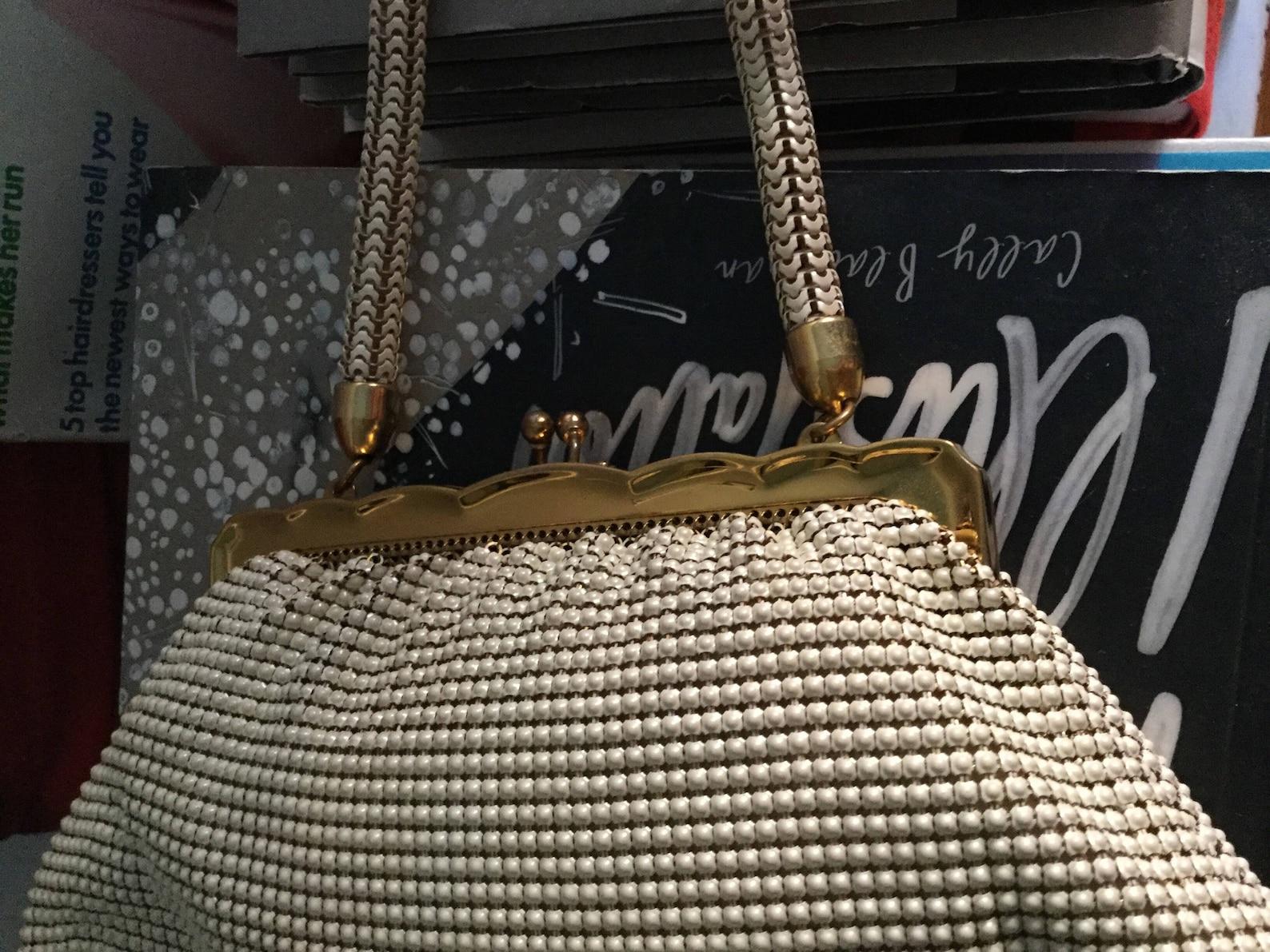 Women's Whiting & Davis White Alumesh Purse, Circa 1940s For Sale
