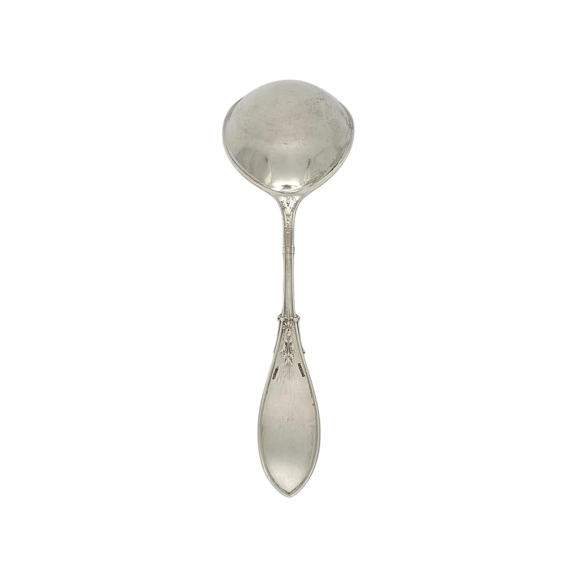 Cuillère de service à baies/casseroles ancienne en argent sterling au motif Arabesque (23A) par Whiting Manufacturing Co avec monogramme.

Le monogramme semble être B.

Cette magnifique cuillère de service est ornée d'un dragon et d'un motif de