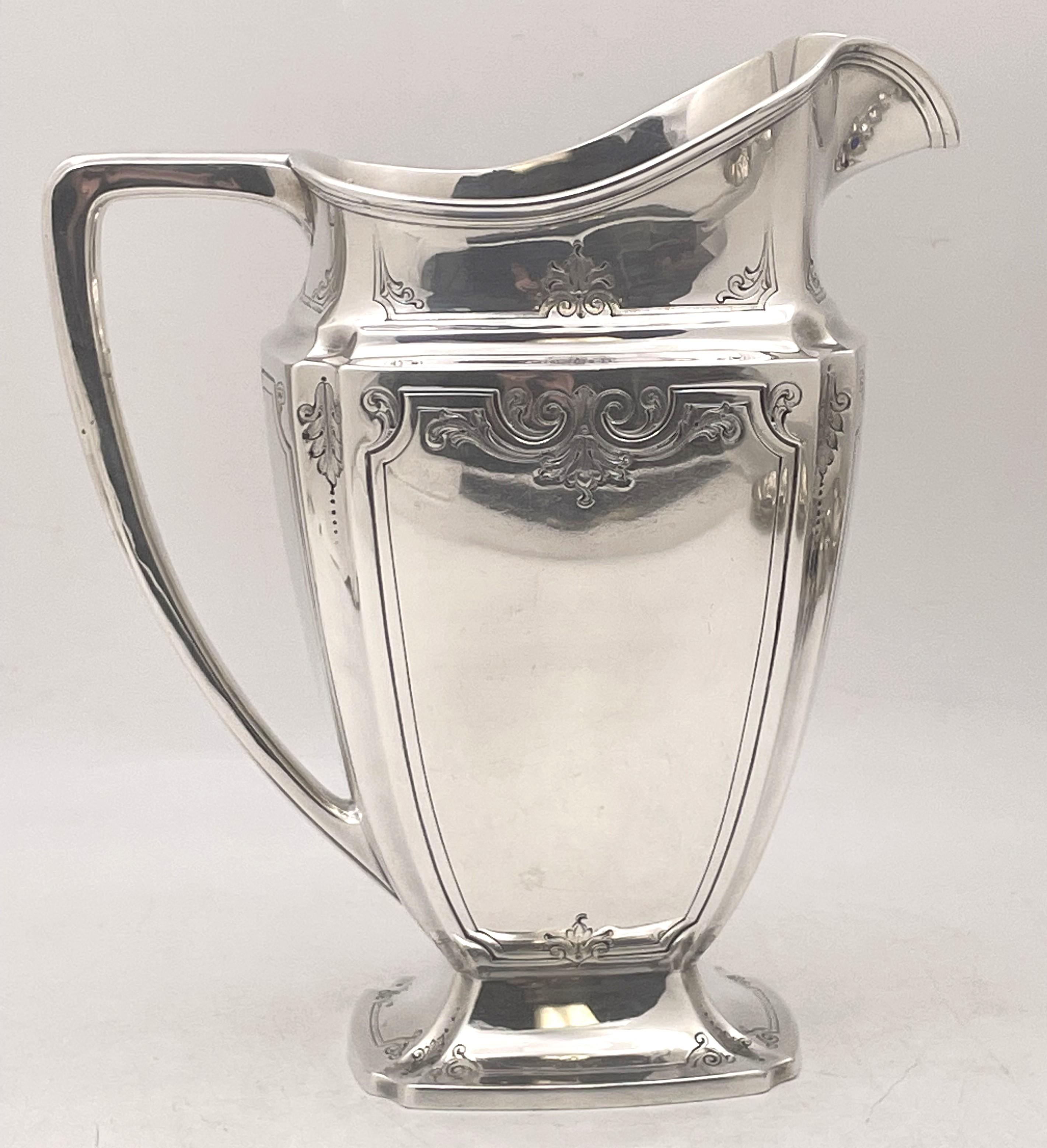 Whiting sterling silver bar pitcher from the late 19th or early 20th century, beautifully adorned with natural geometric motifs on the body and base, with a volume of 5 pints. It measures 10 1/4'' in height by 9 1/8'' from handle to spout by 4 3/4''