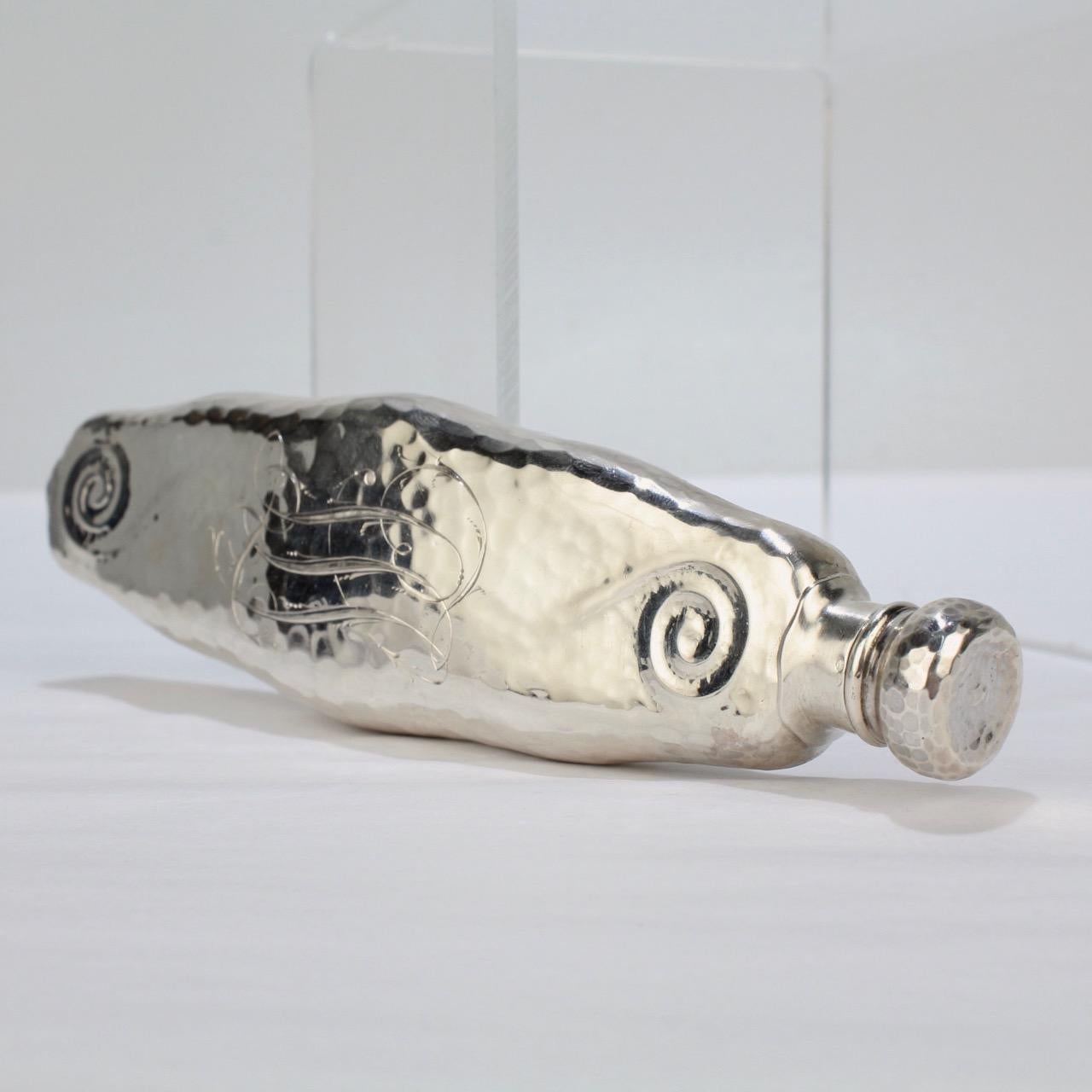 Flacon à liqueur ou à parfum Art Nouveau en argent sterling martelé à la main de Whiting en vente 2