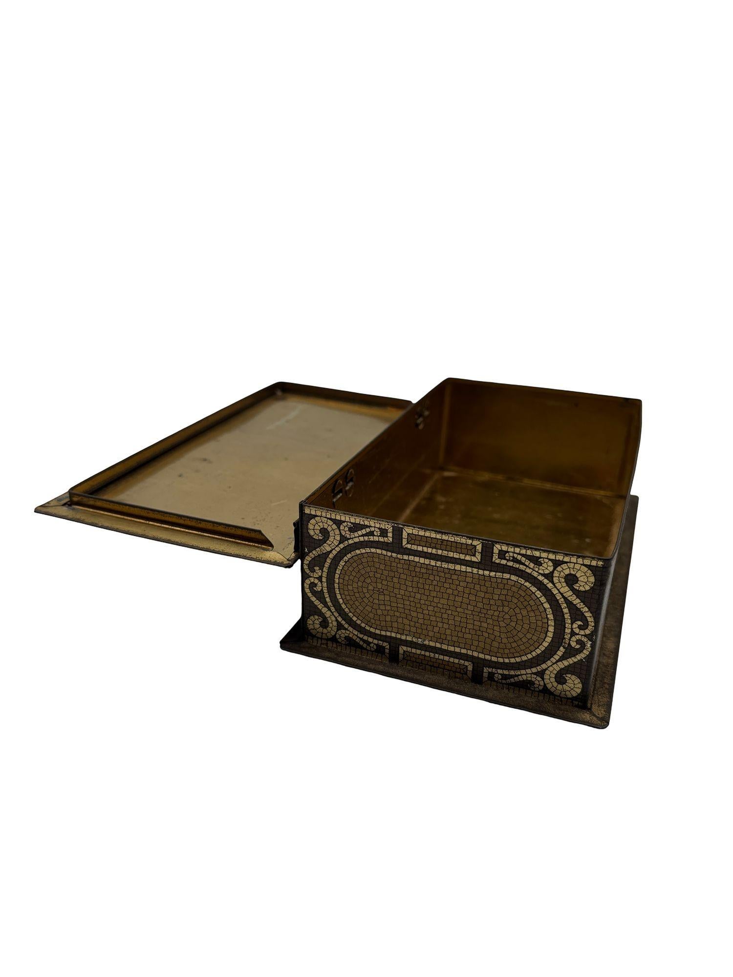 Américain Whitman's Salmagundi Chocolats Style Mucha Art Nouveau Boîte en métal doré en vente