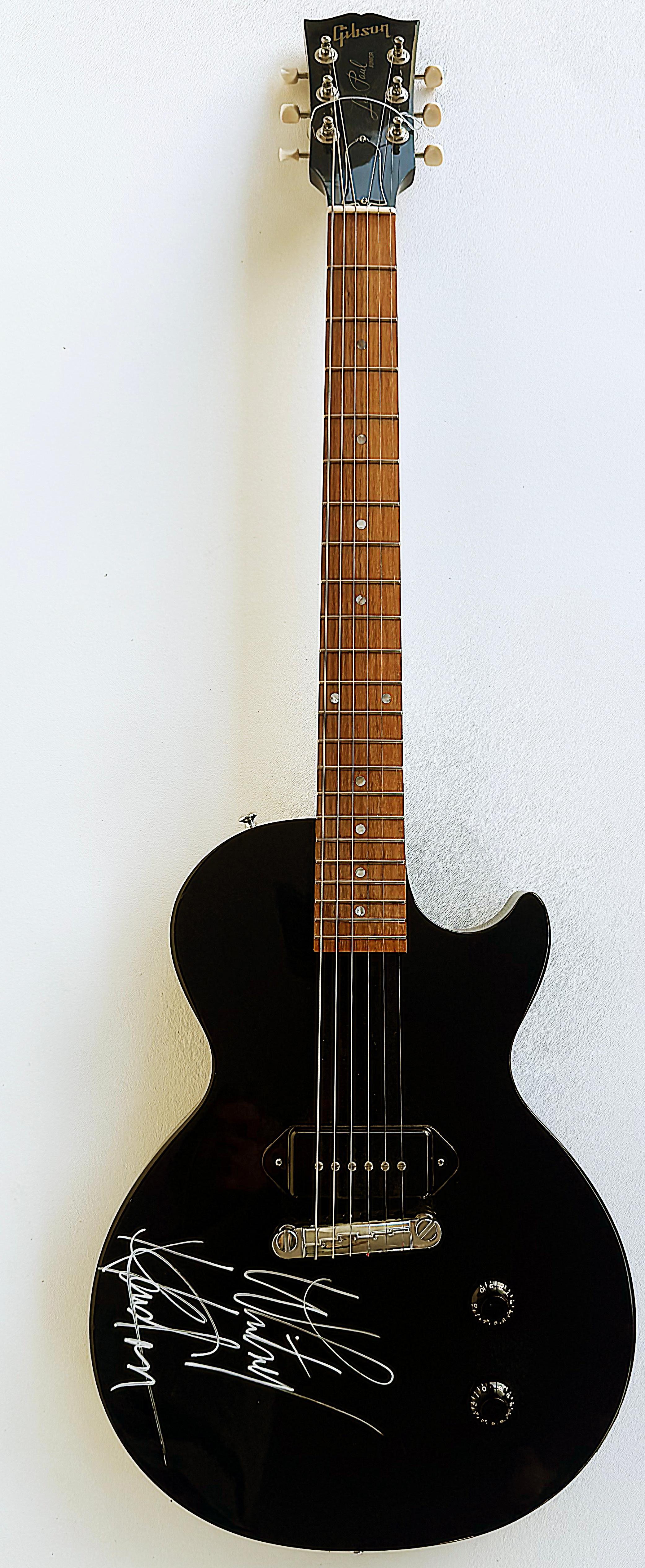 Laqué Guitare Gibson & Gibson Les Paul autographiée par Whitney Houston, 2003 en vente