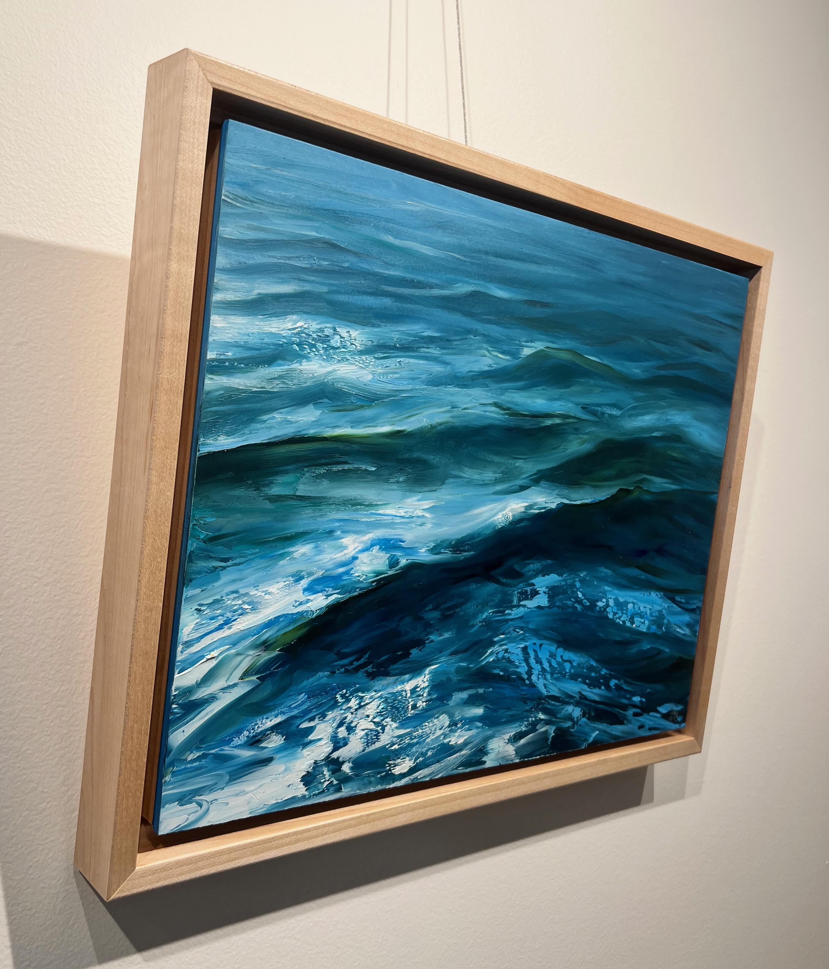 „Crossing“ Ölgemälde mit Wellen in einem tiefblauen Ozean (Blau), Landscape Painting, von Whitney Knapp