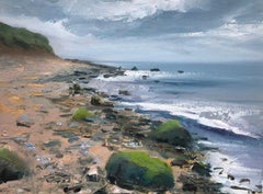 „Mossy Rocks“ Kleinformatiges Ölgemälde Meereslandschaft mit Wolken, Felsen und Strand