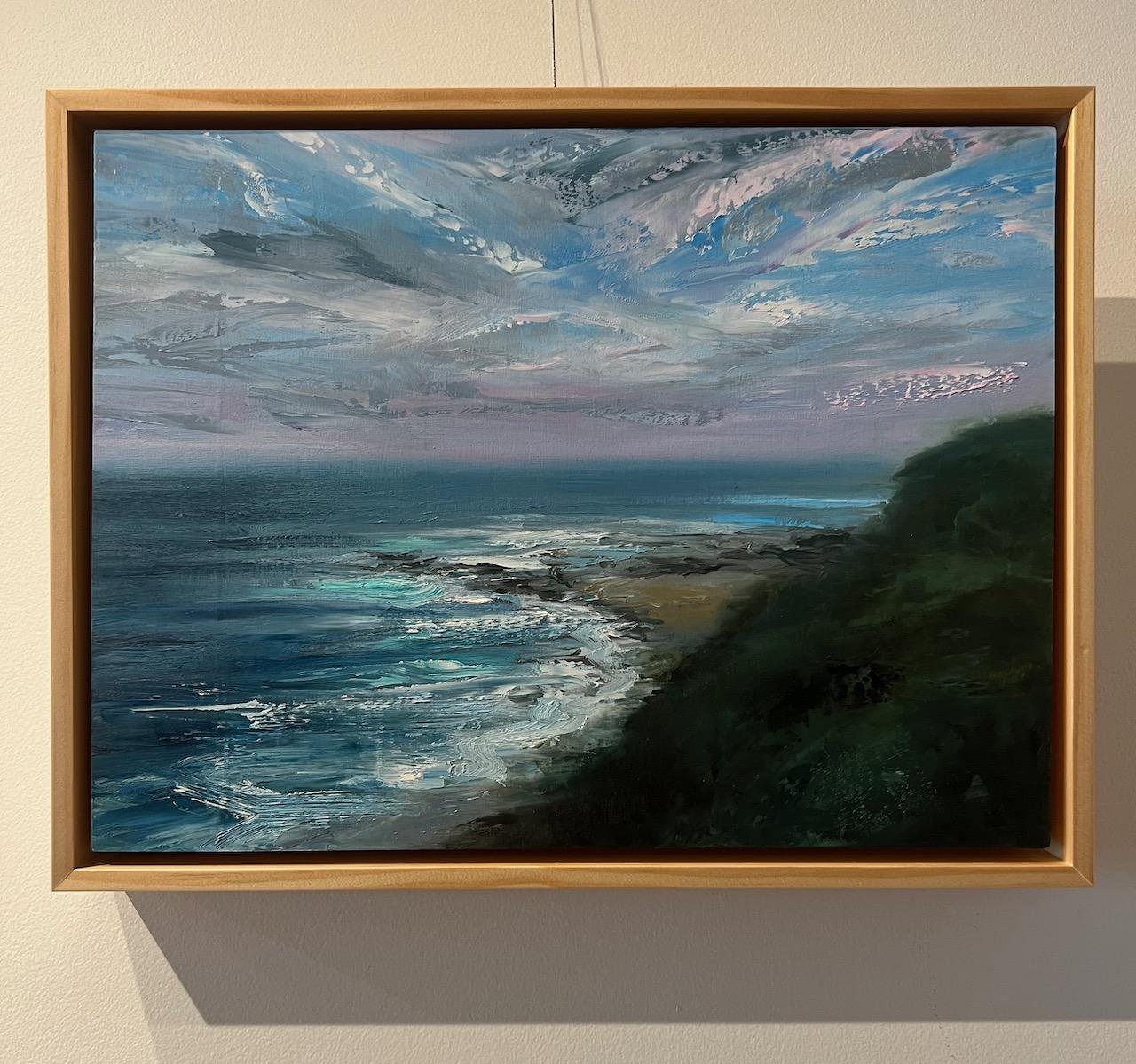 «Shoreline at Dusk » : ciel et nuages roses et bleus au-dessus du rivage de l'océan - Painting de Whitney Knapp