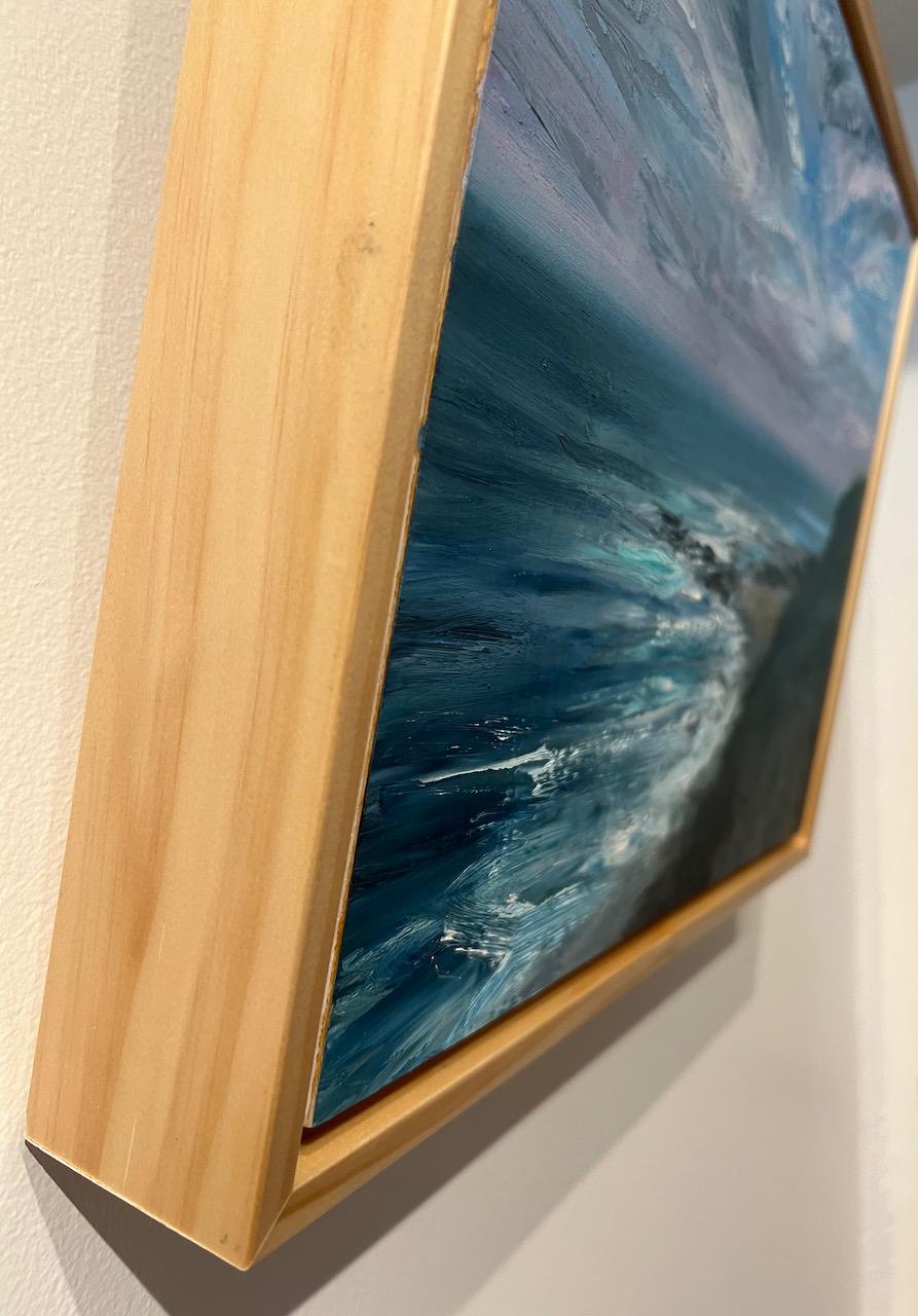 „Shoreline at Dusk“ Rosa und blauer Himmel und Wolken über der Küste des Ozeans (Blau), Landscape Painting, von Whitney Knapp