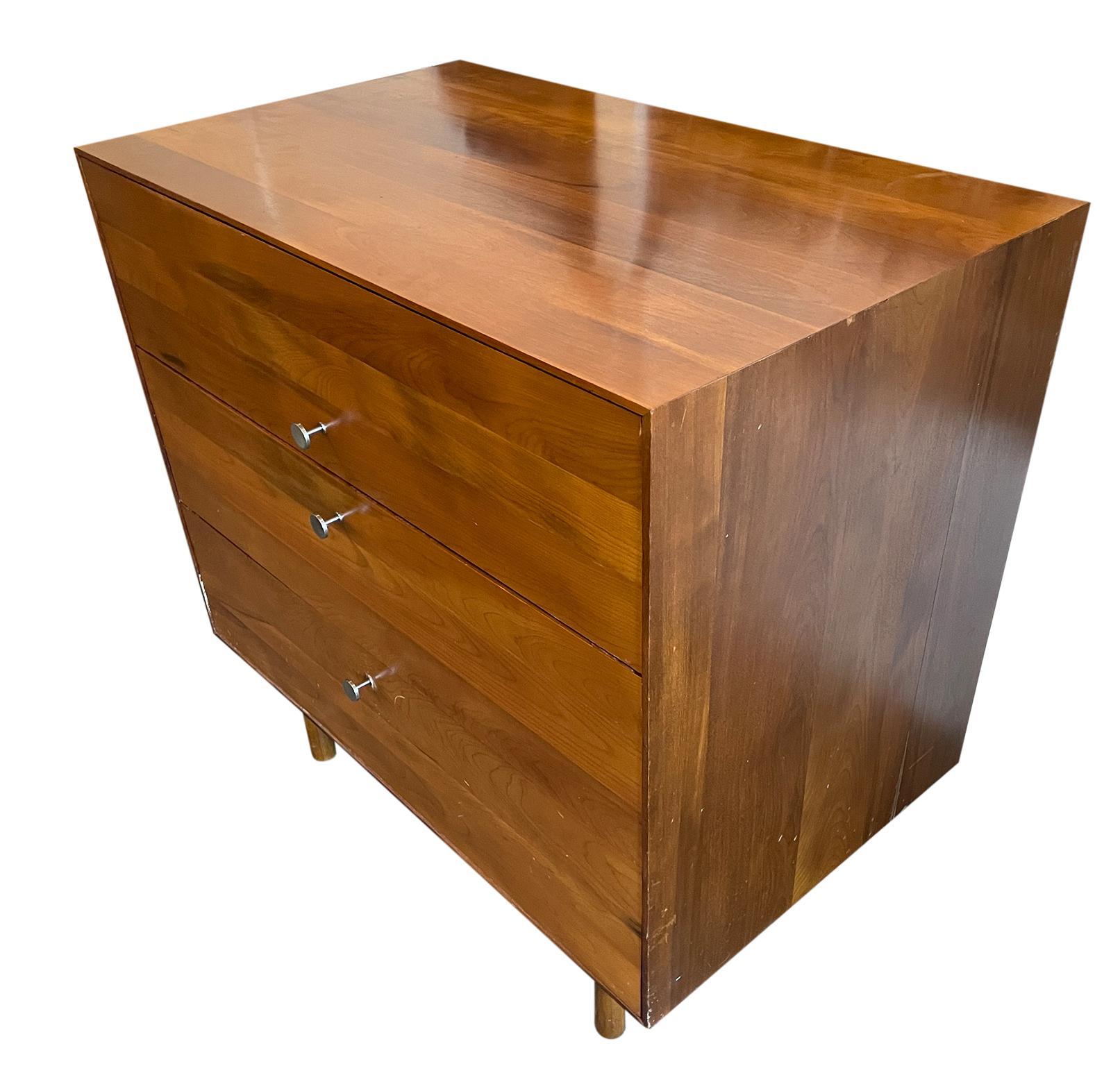 Mid-Century moderno Whitney Mid-Century Modern in betulla massiccia 3 cassetti Cassettiera Nickel Pulls in vendita