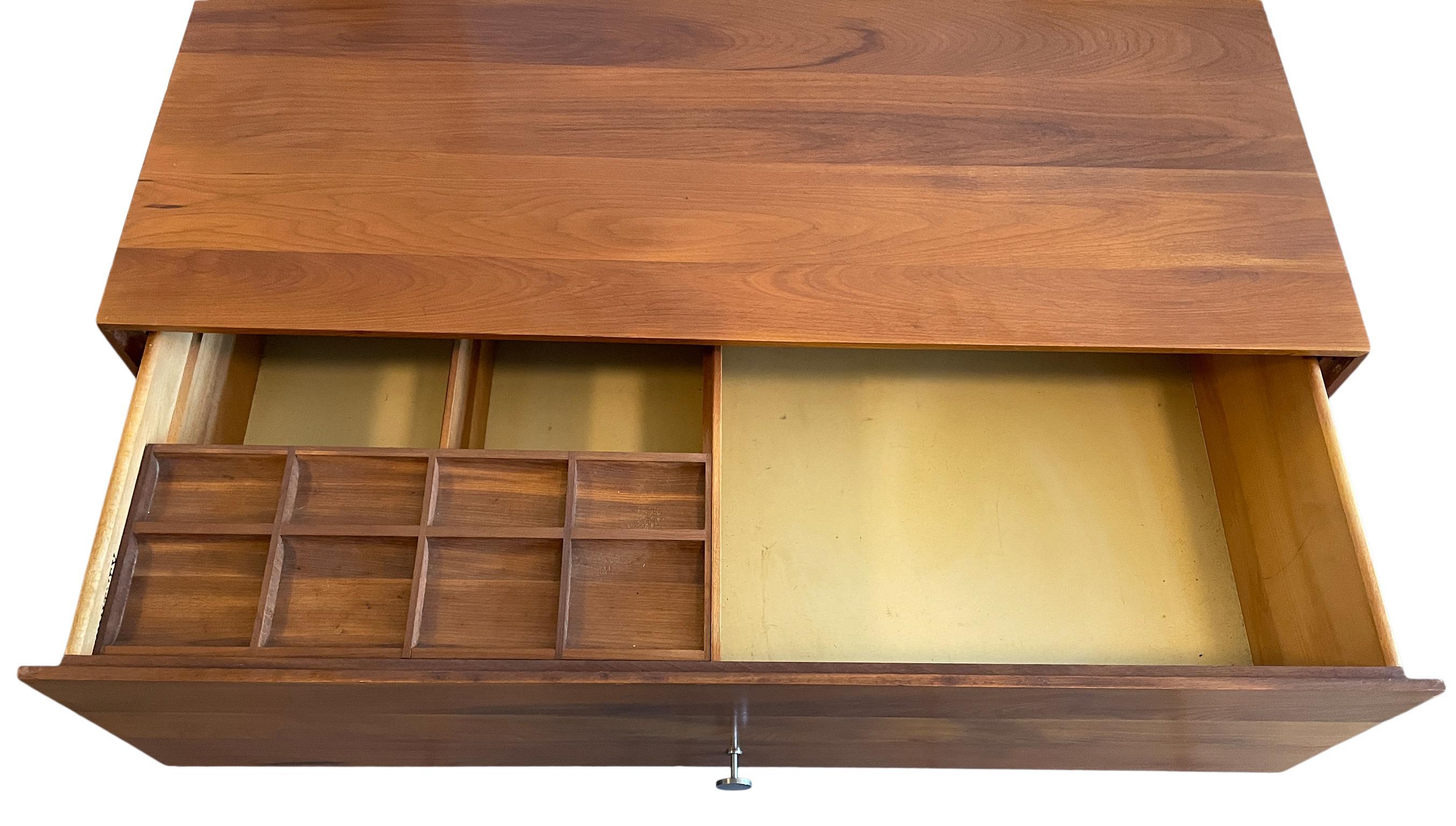 Falegnameria Whitney Mid-Century Modern in betulla massiccia 3 cassetti Cassettiera Nickel Pulls in vendita