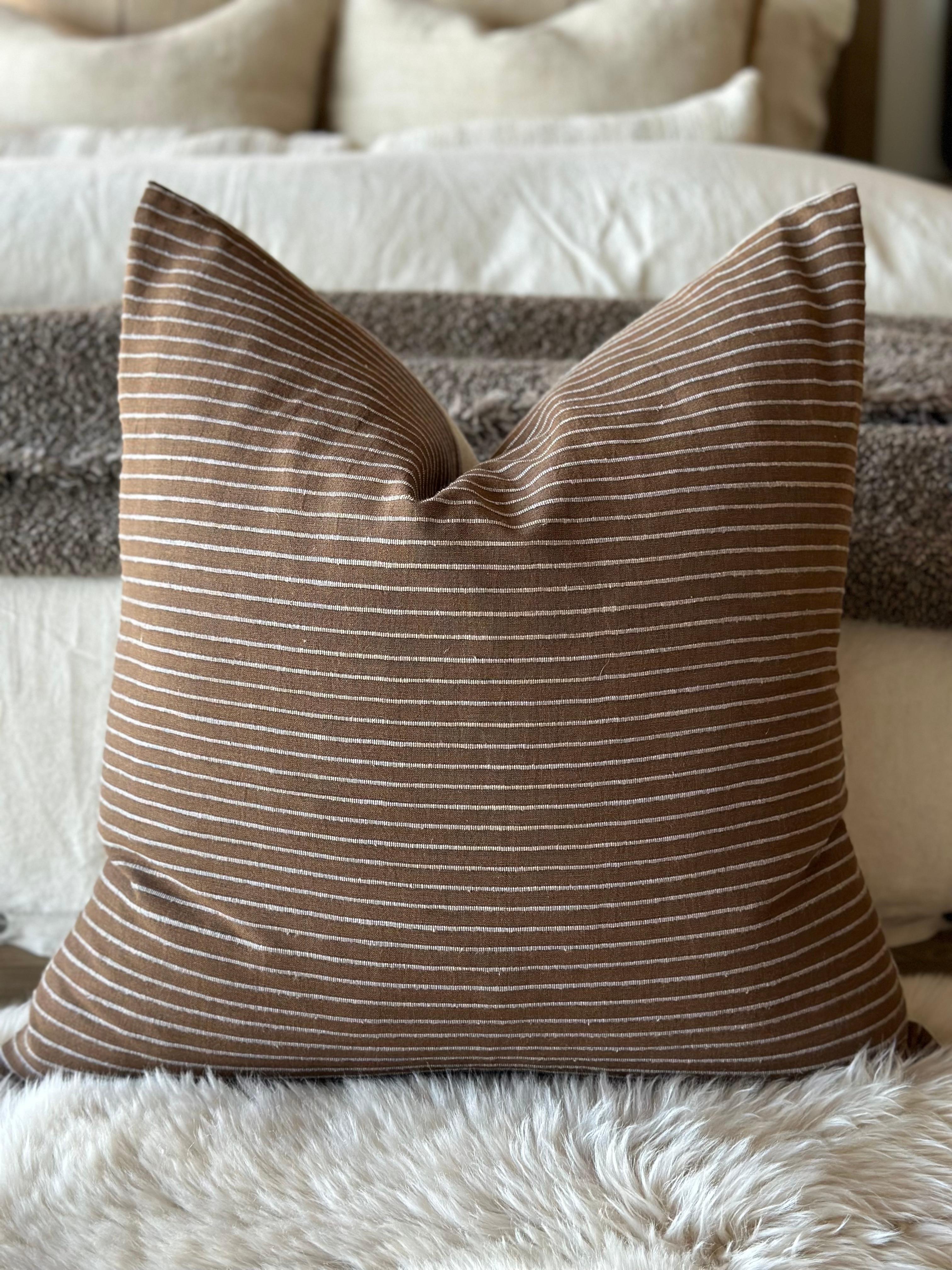 Whittier Brown and Cream Stripe Linen Pillow with Downs Insert (Oreiller en lin à rayures marron et crème avec garniture en duvet) Neuf à Brea, CA