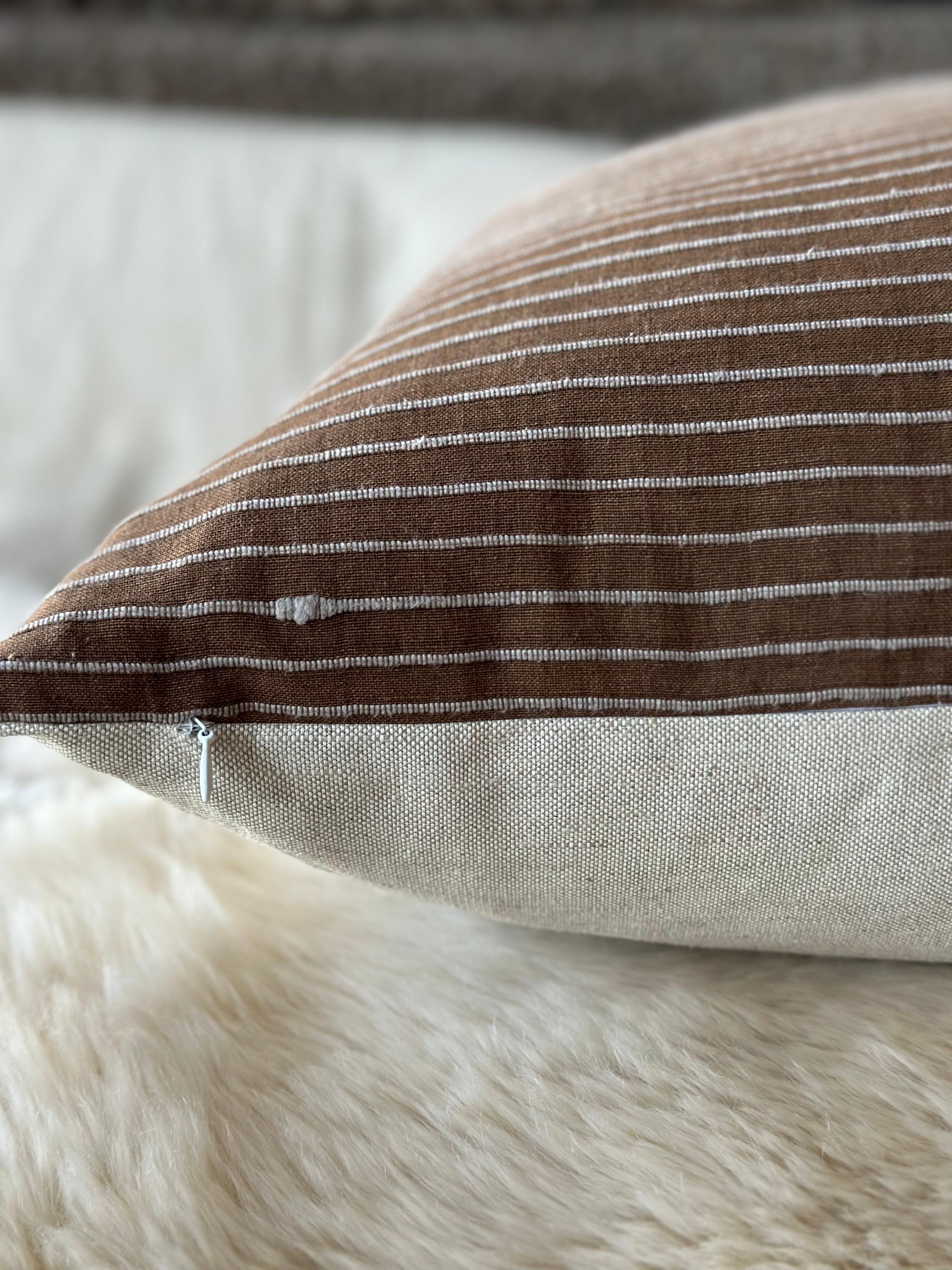 Coton Whittier Brown and Cream Stripe Linen Pillow with Downs Insert (Oreiller en lin à rayures marron et crème avec garniture en duvet)