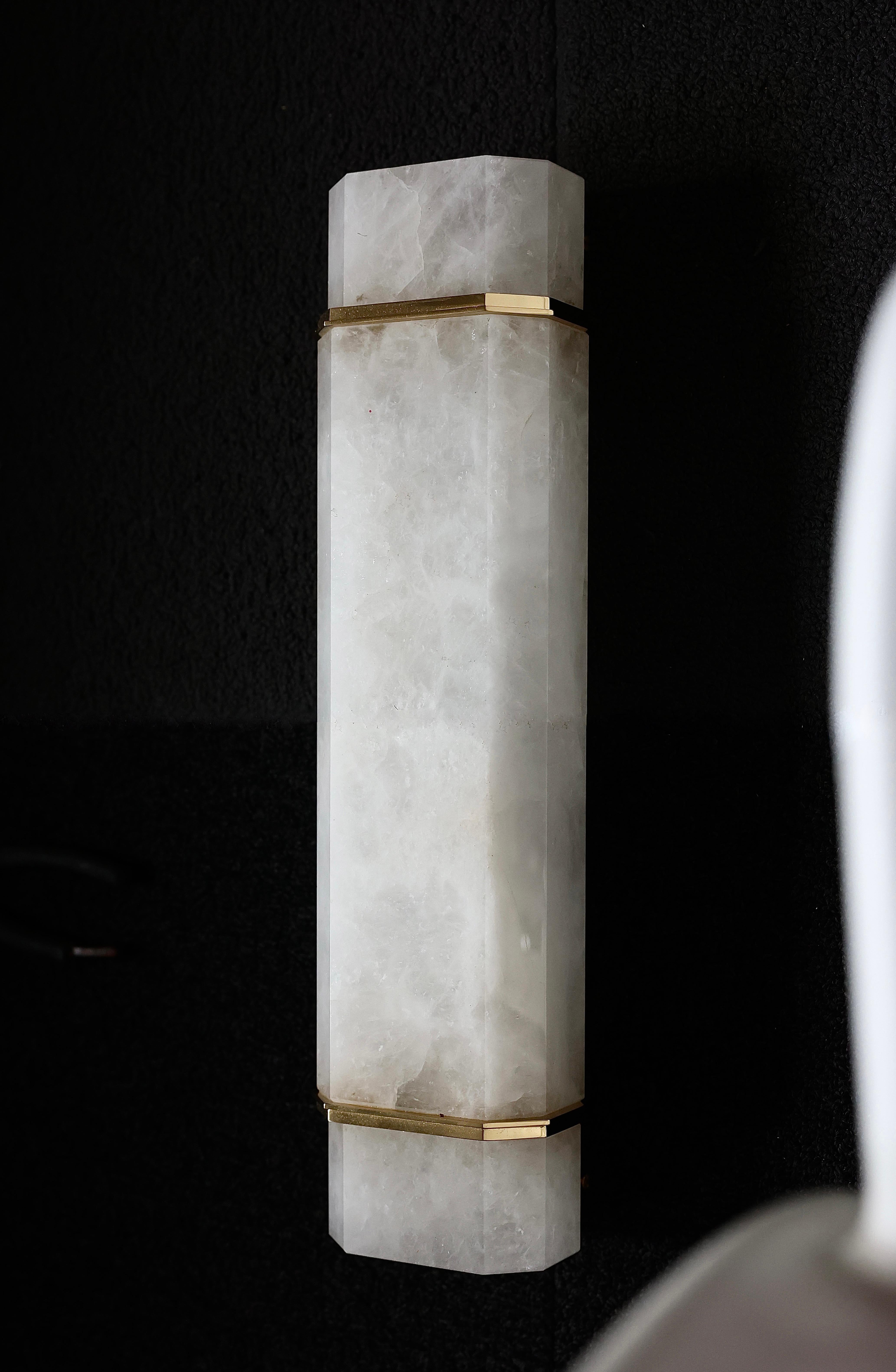 Groupe de quatre appliques en cristal de roche avec décoration en laiton poli.
Chaque applique est installée avec deux douilles E26. Utilisez deux ampoules LED chaudes à long tube de 80 watts. 160 watts au total.
Créé par Phoenix Gallery. Dimensions