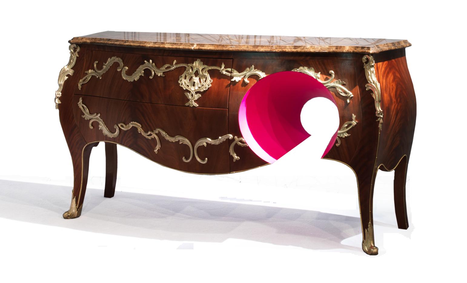 Réalisé avec un grand souci du détail, ce chef-d'œuvre, recouvert de plumes d'acajou, rend hommage au style délicat et harmonieux de Louis XV.

Dans les courbes sinueuses et les riches boucles se cachent des détails décoratifs en laiton inspirés des