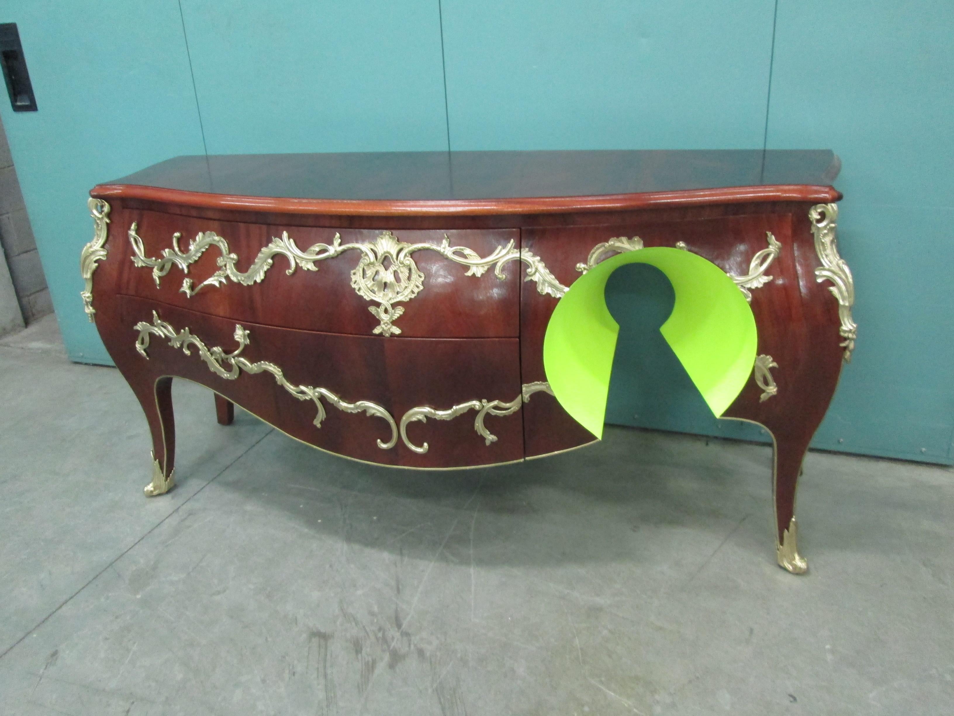 italien (W)HOLE commode sculptée à la main avec plateau en marbre et décorations en laiton en vente